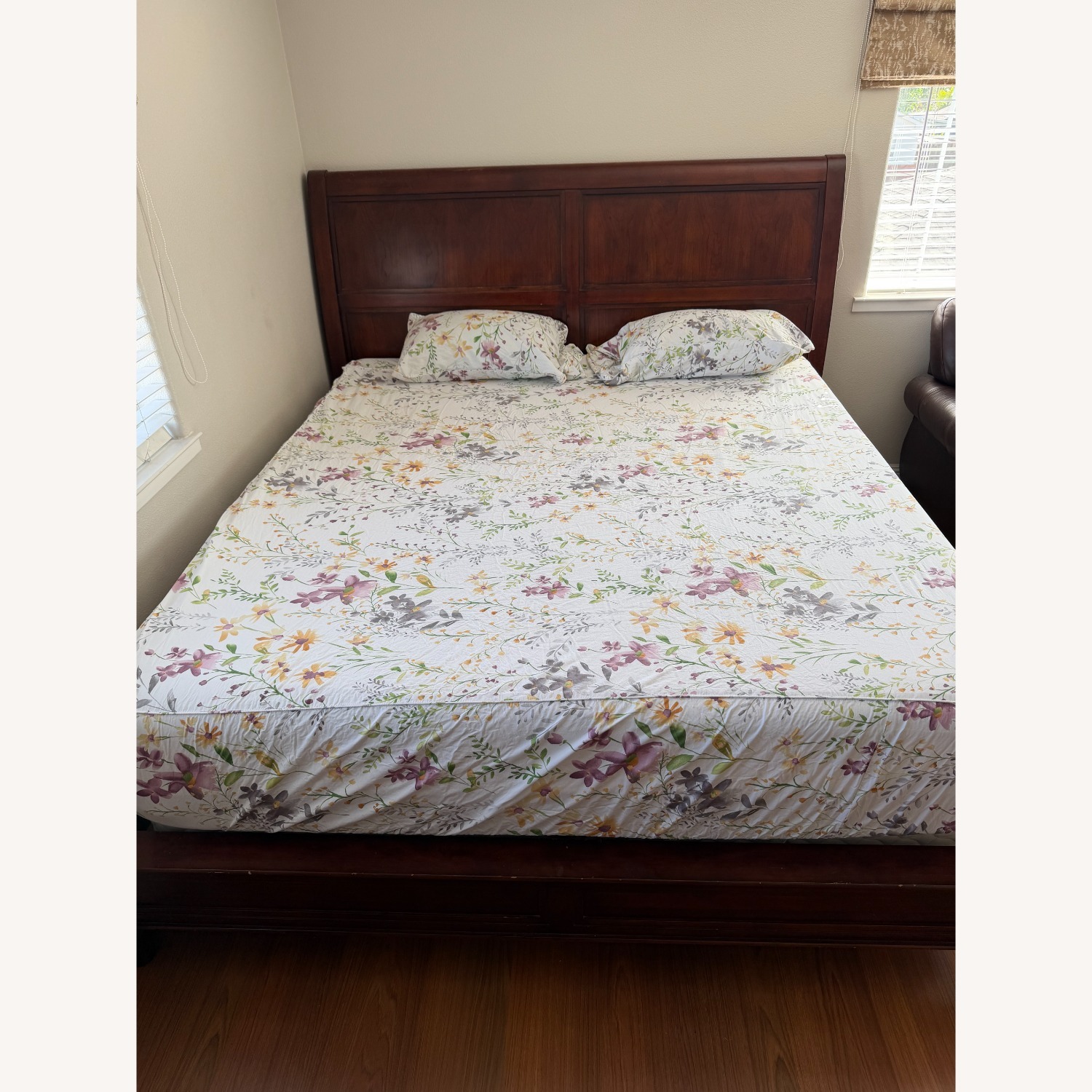 Dark Brown Wood Full Bed - image-4