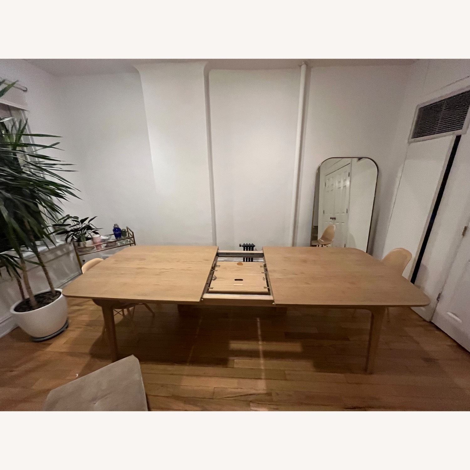 Article Extending Dining Table + 2 Benches - image-2