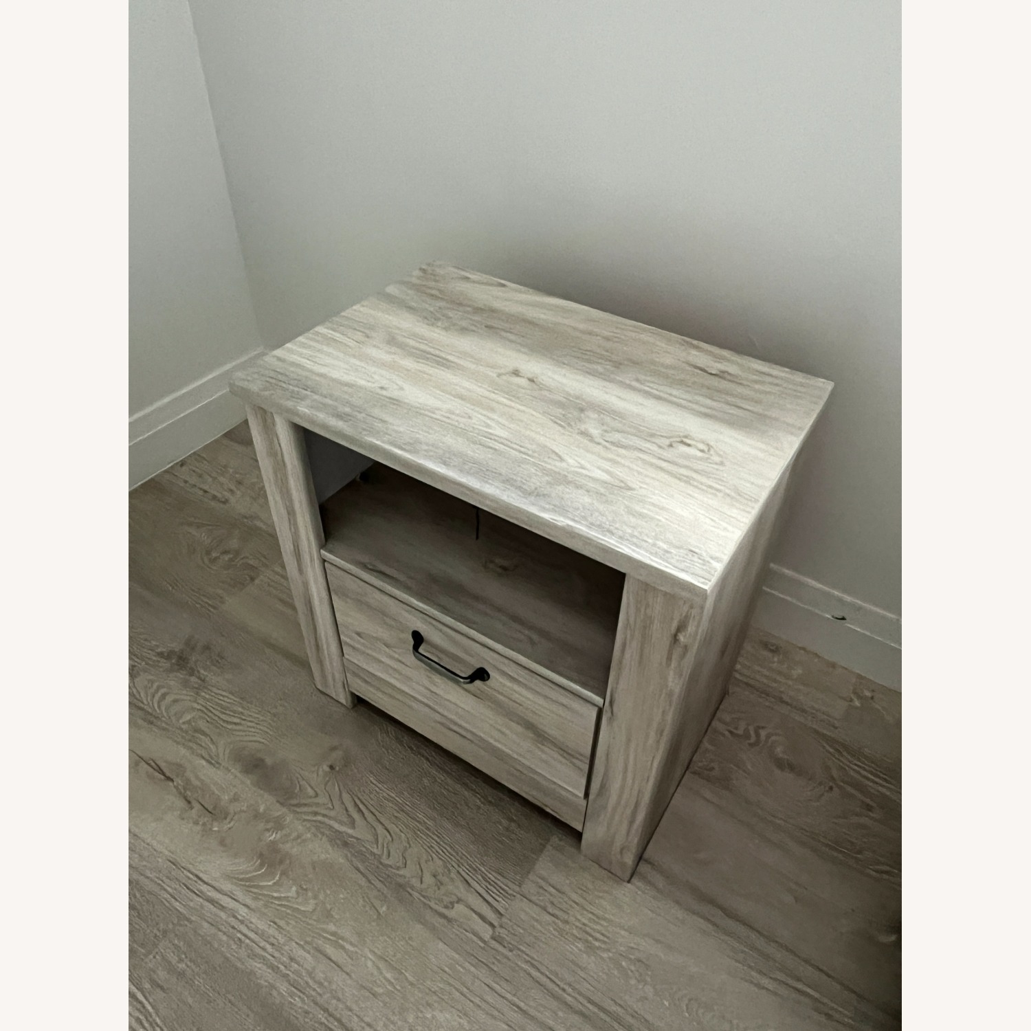 Ashley Furniture Nightstand with 1 Drawer - image-3