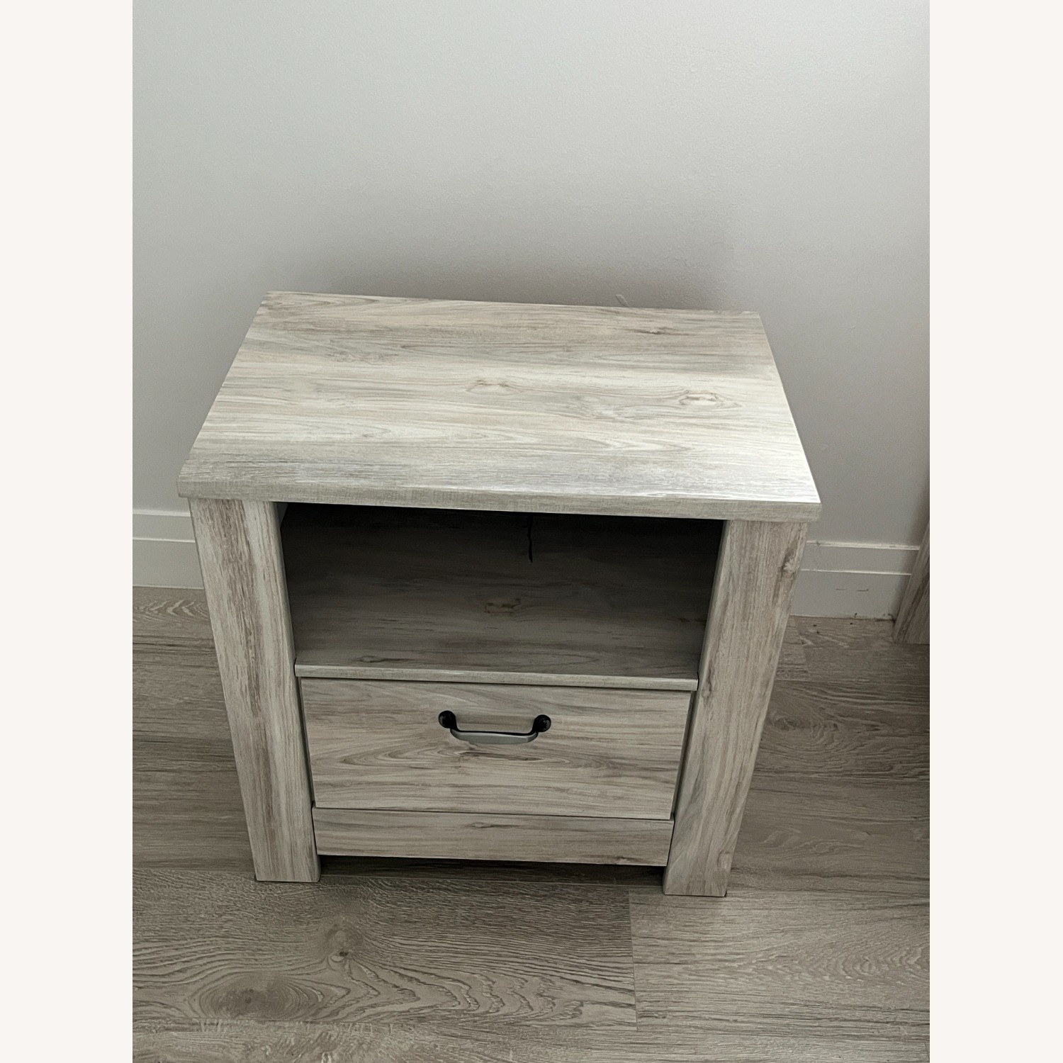 Ashley Furniture Nightstand with 1 Drawer - image-2