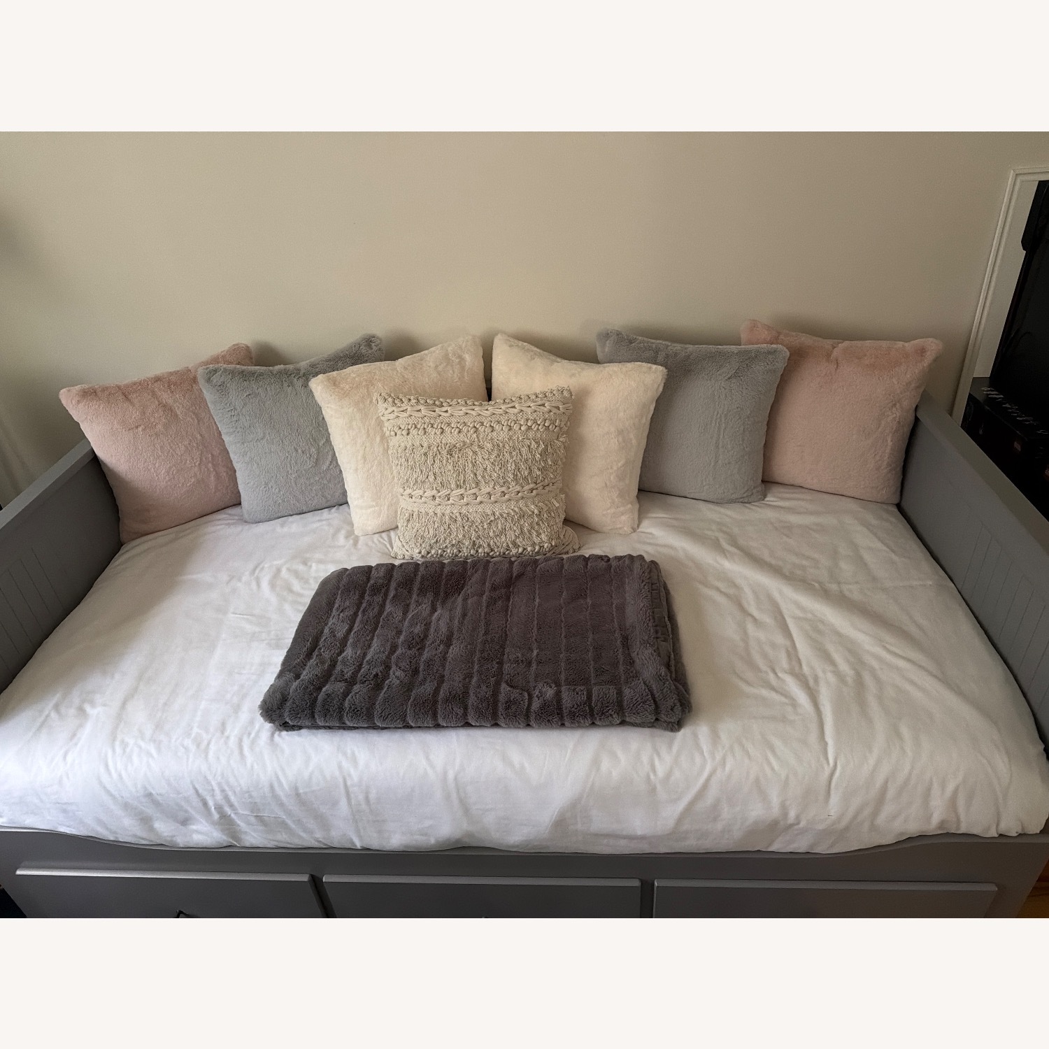 IKEA Hemnes Twin to King Pull Out Daybed - image-3