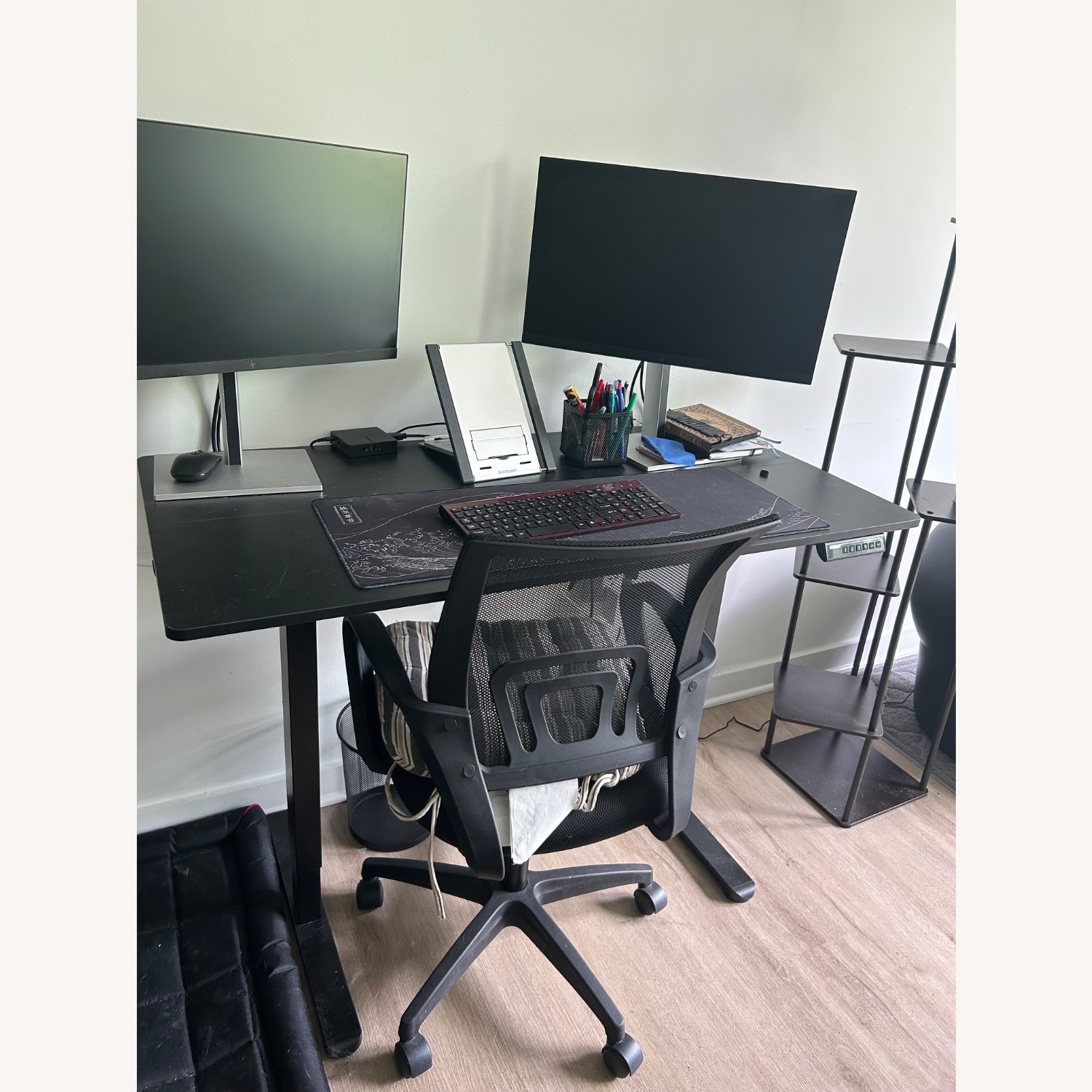Black Plastic ergonomic Office Chair - image-2