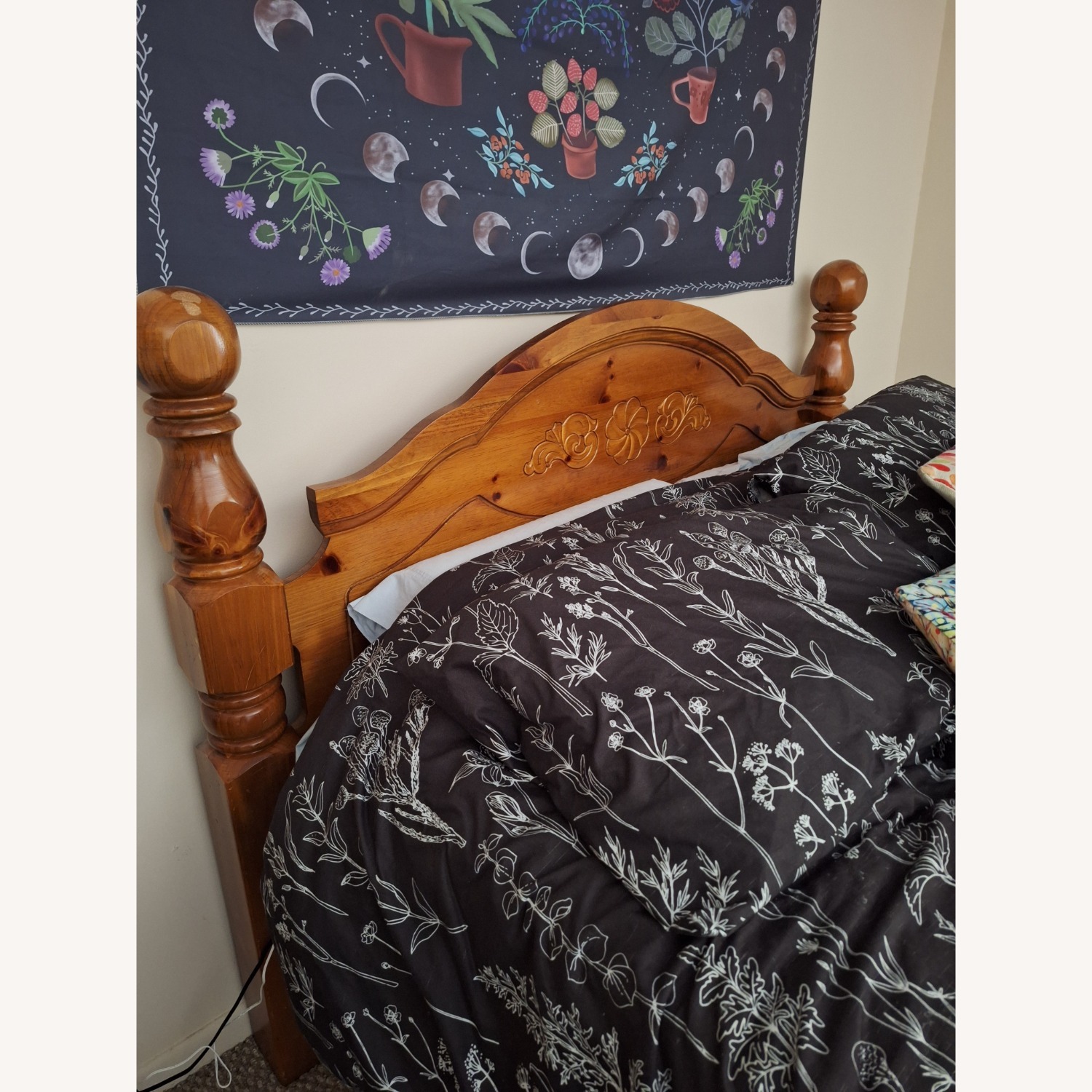 Bassett Natural Wood Queen Bed - image-2