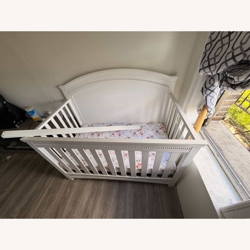 Used Simmons Kids SlumberTime Emma Baby Crib  for sale on AptDeco