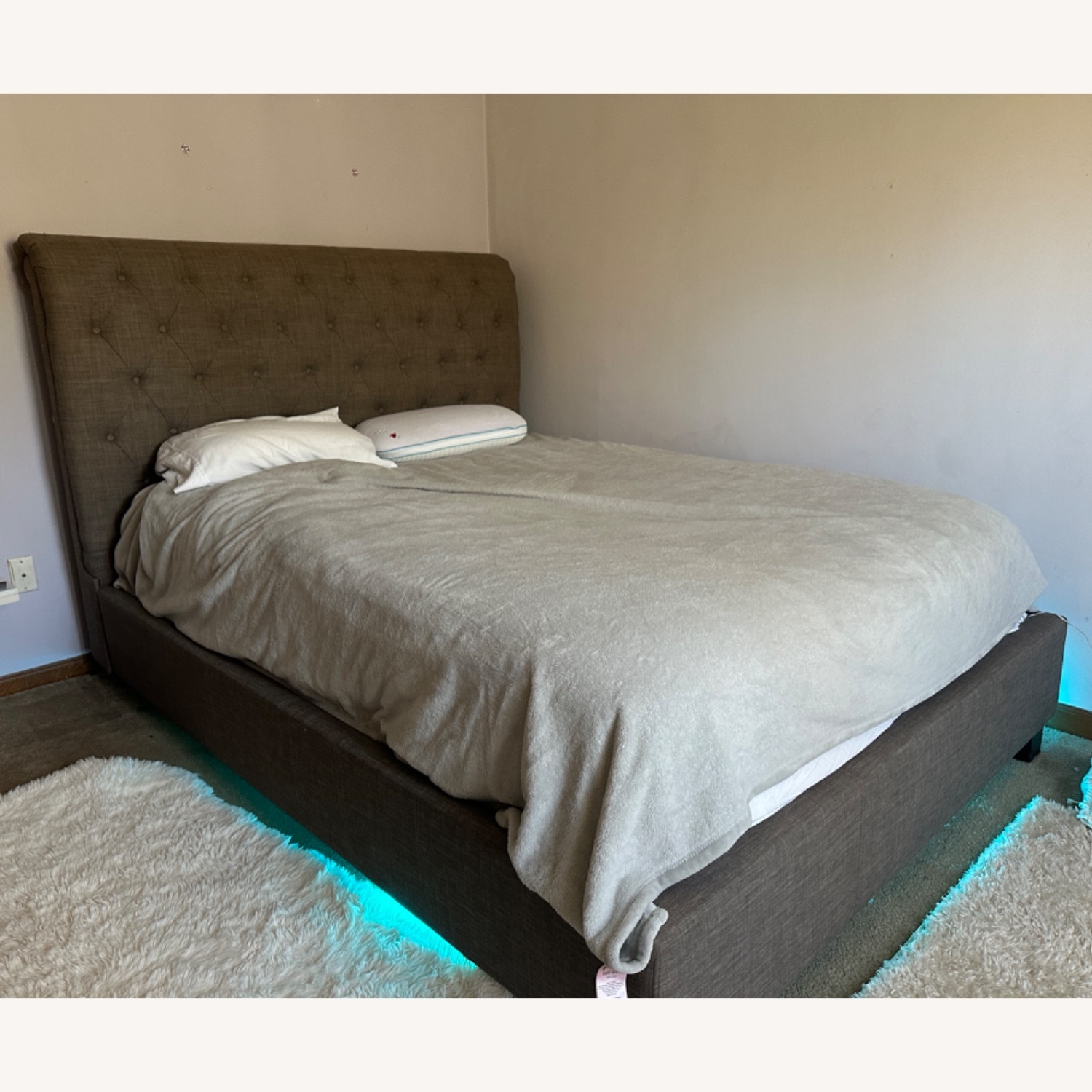 Jordan's Furniture Light Gray Fabric Queen Bed - image-1