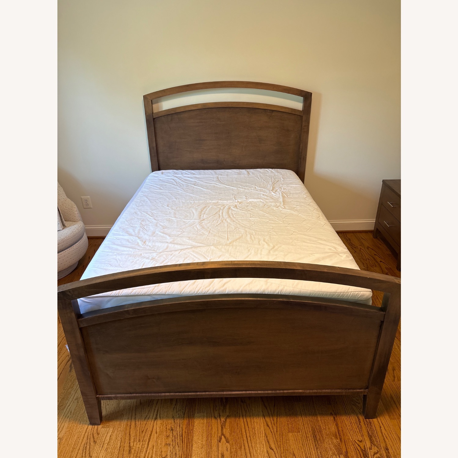 Daniel’s Amish Nouveau Bed - image-1