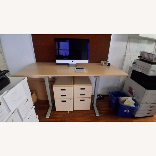 Used Humanscale Float Hydraulic Adjustable Desk for sale on AptDeco