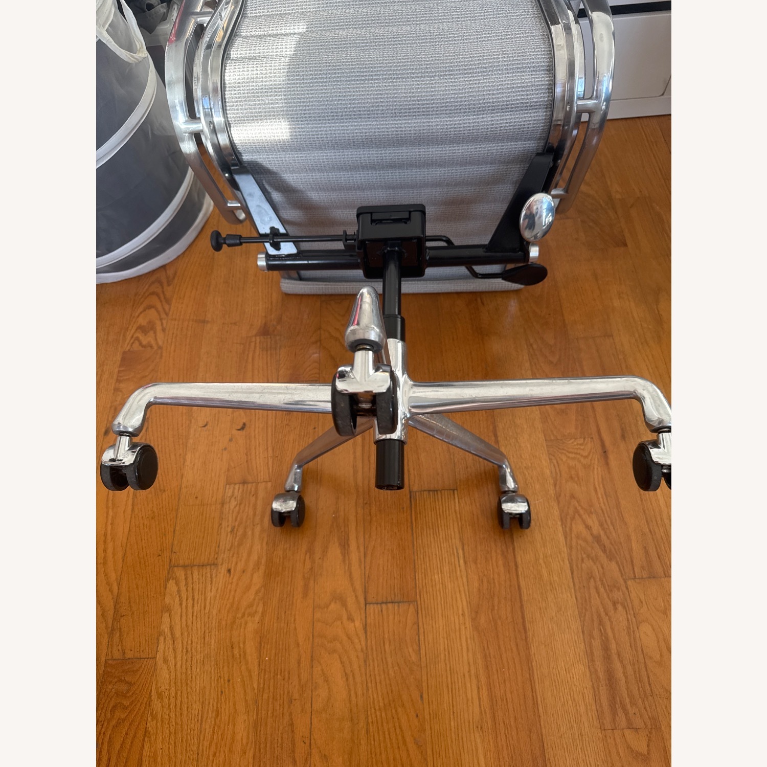 Eames Aluminum Group Chair Light Gray - image-4