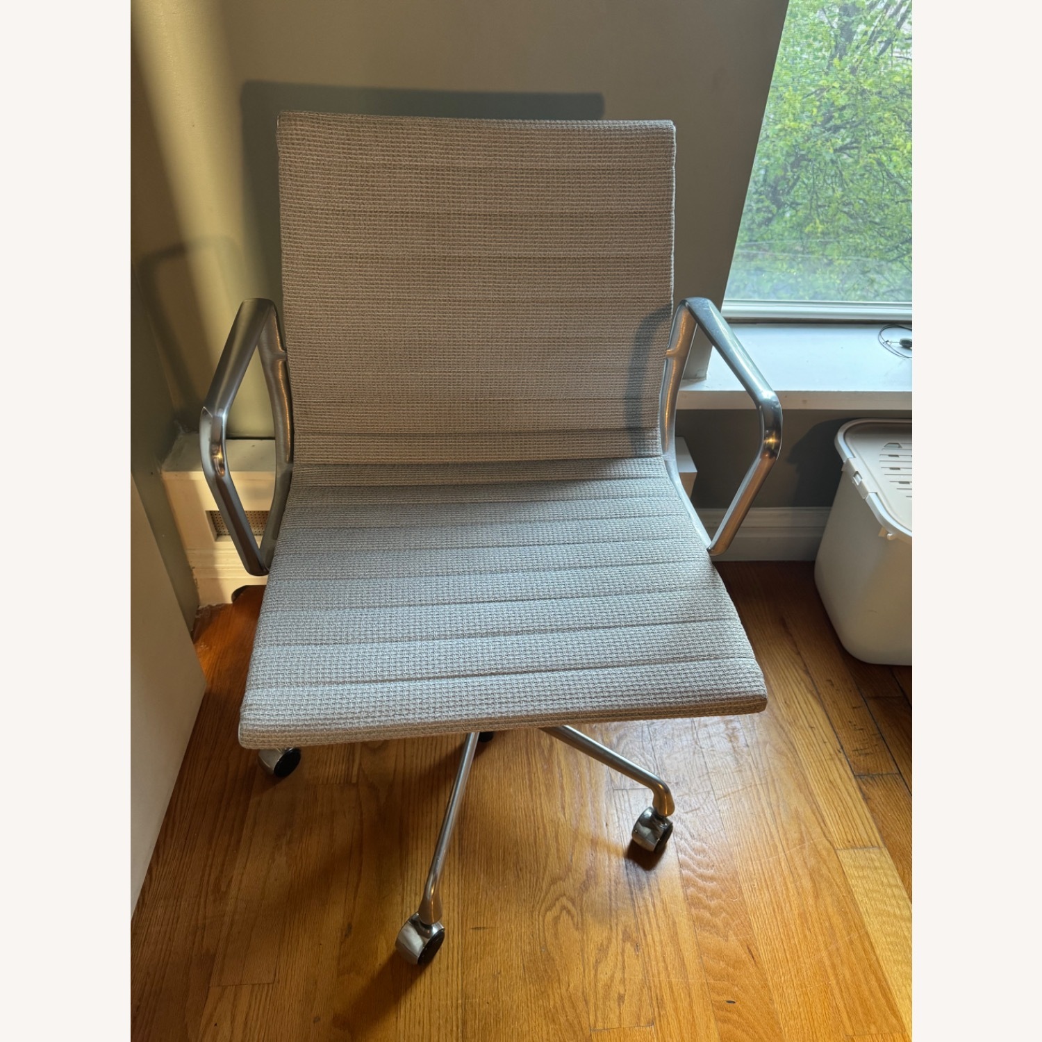 Eames Aluminum Group Chair Light Gray - image-2