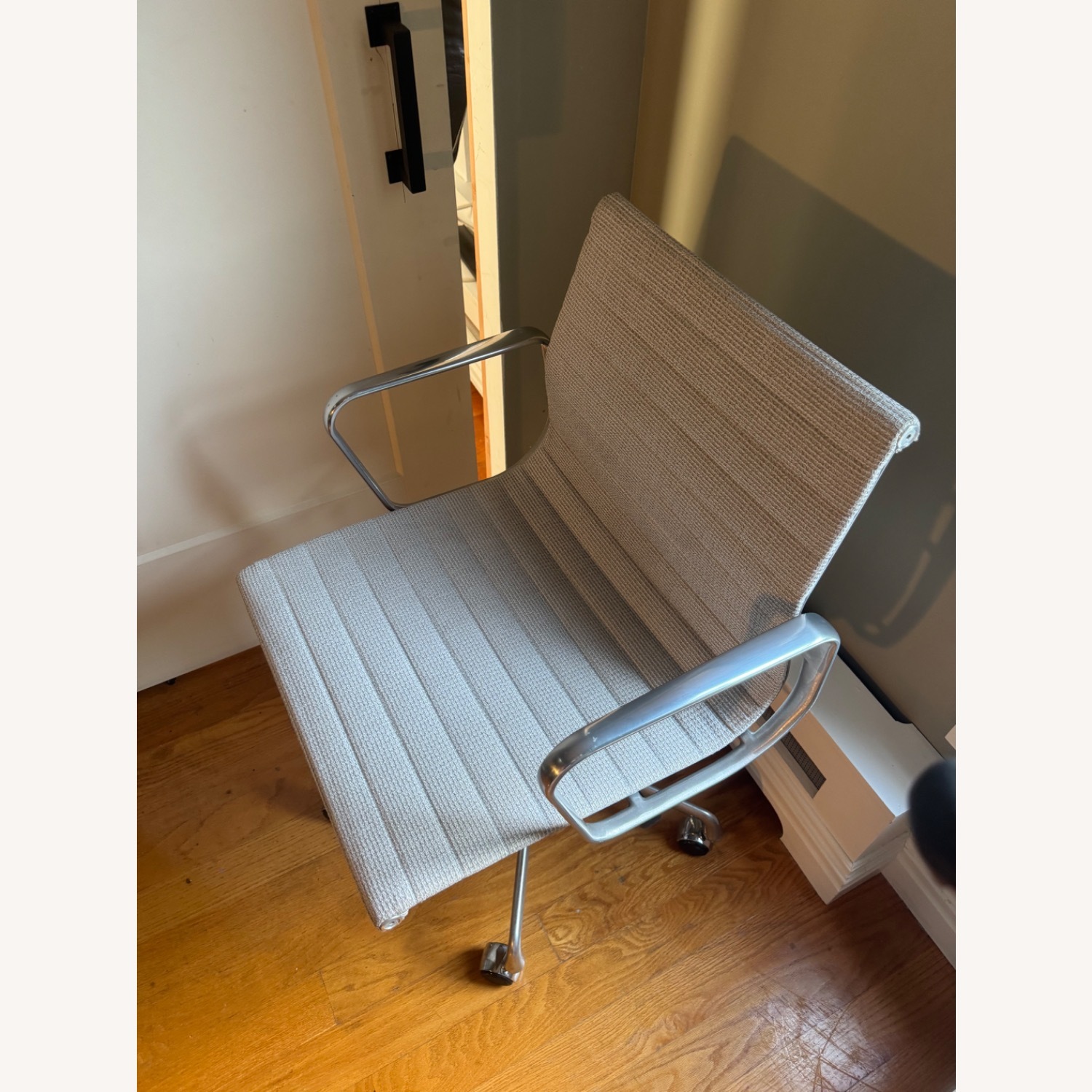 Eames Aluminum Group Chair Light Gray - image-1