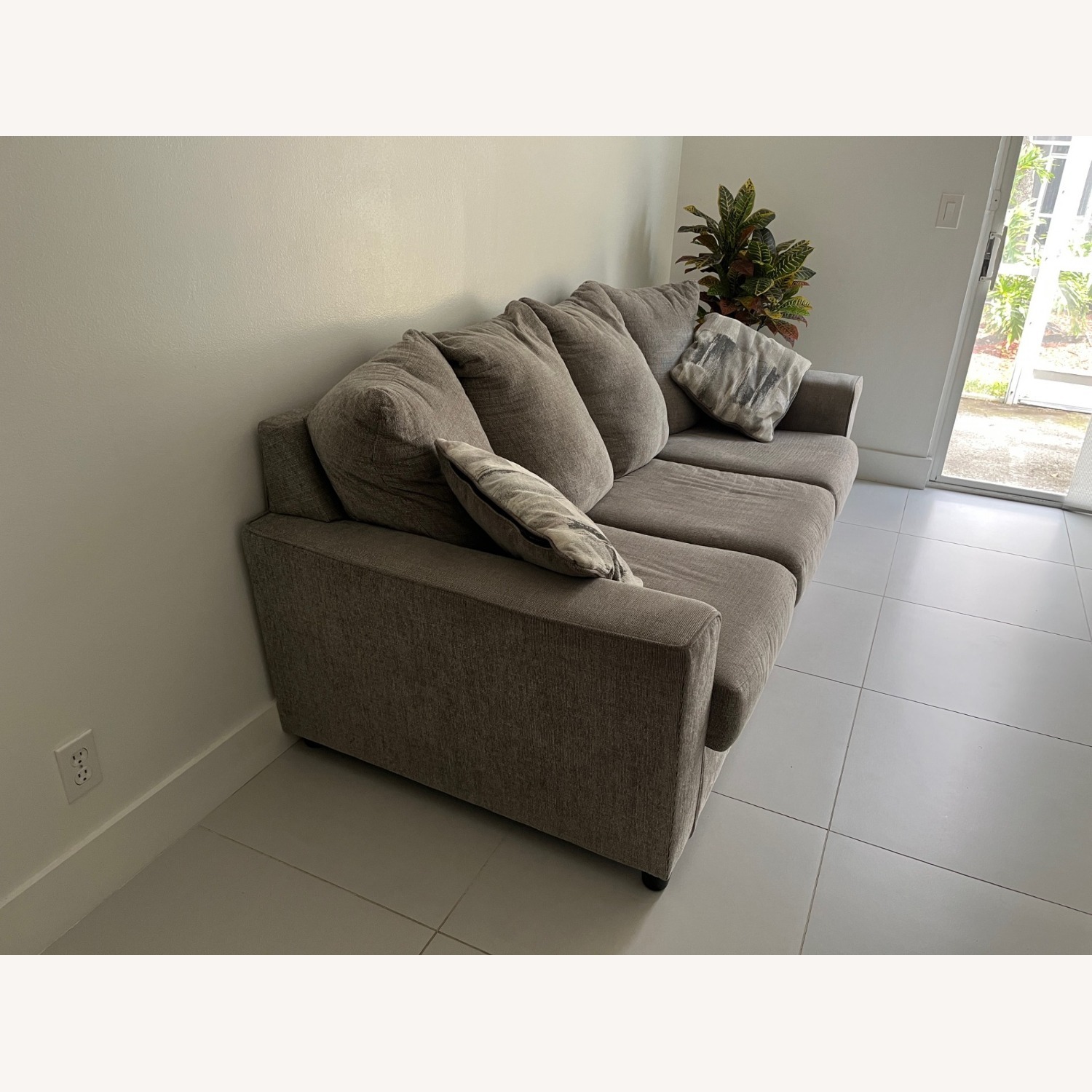 Ashley Furniture 3-seater Sofa - image-3