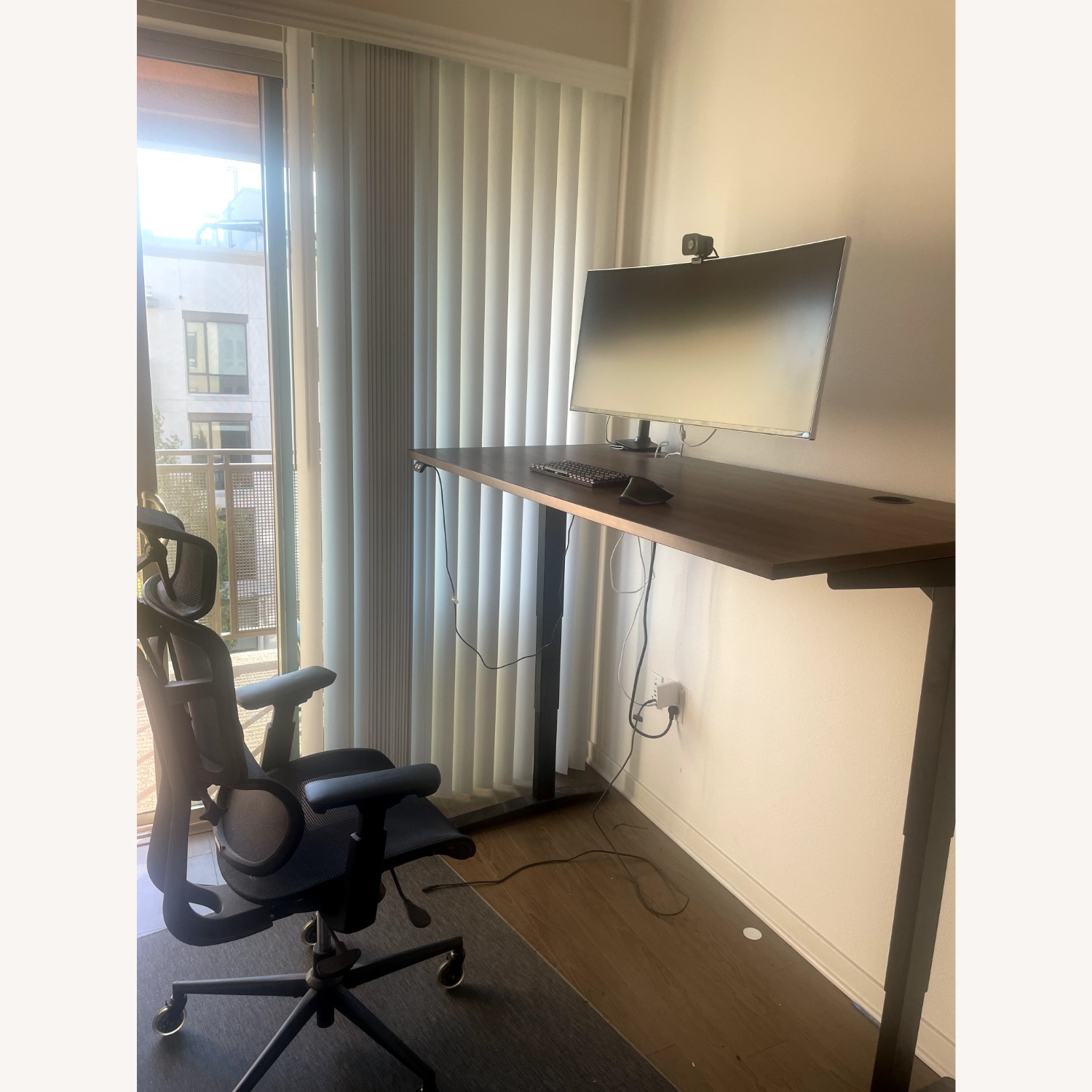 UPLIFT V3 Standing Desk - image-4
