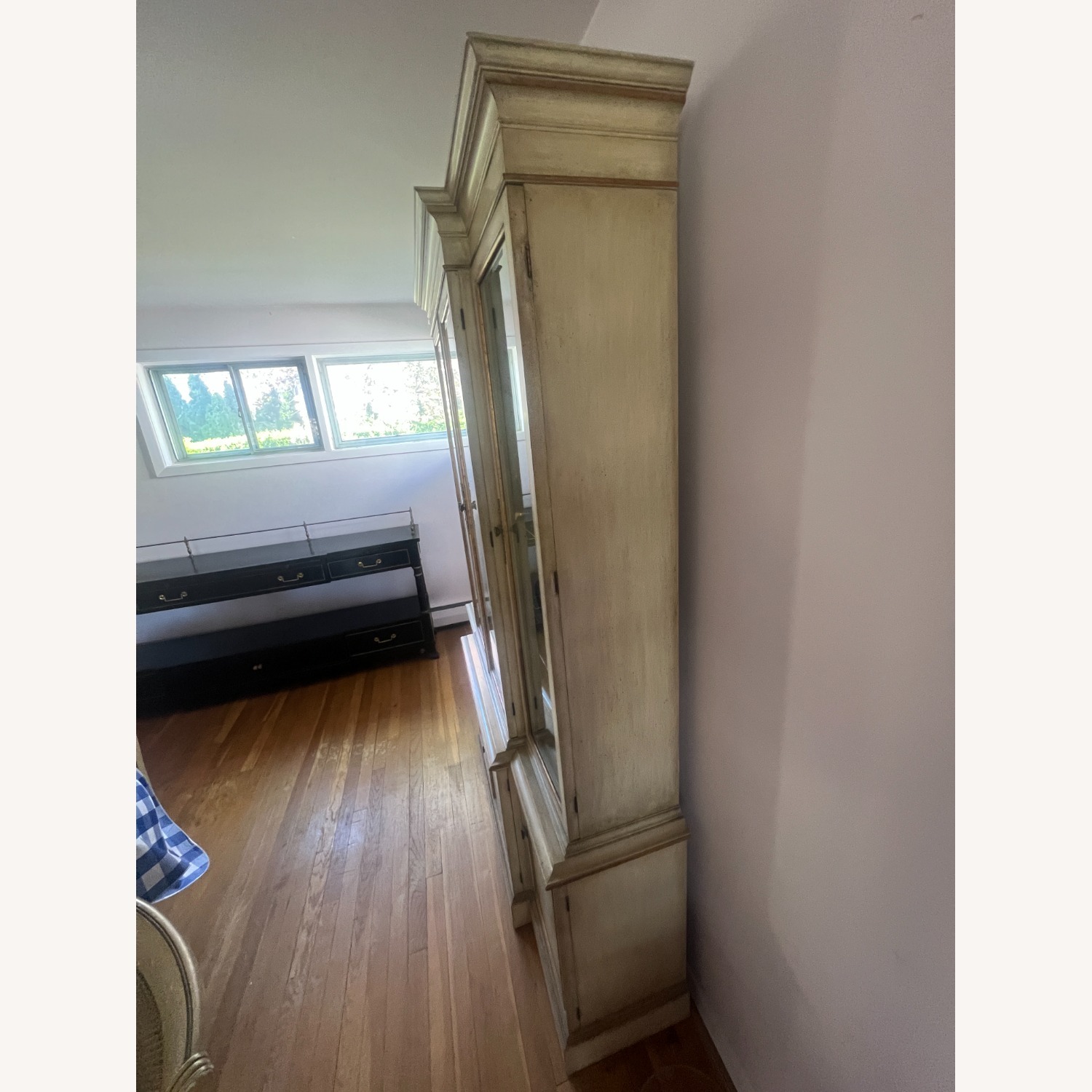 Traditional Breakfront Antique White Finish  - image-10