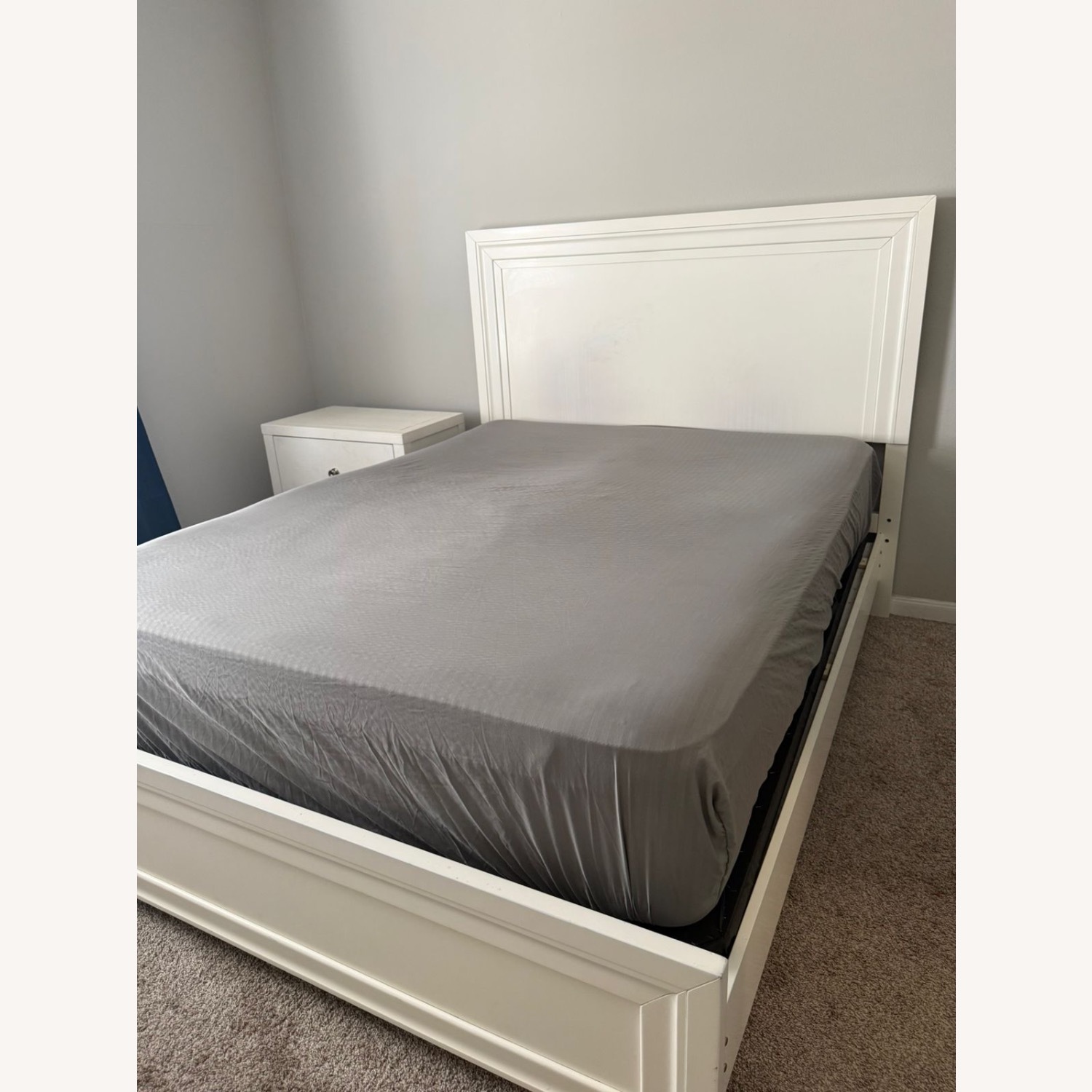 Belcourt White Queen Panel bed - image-1