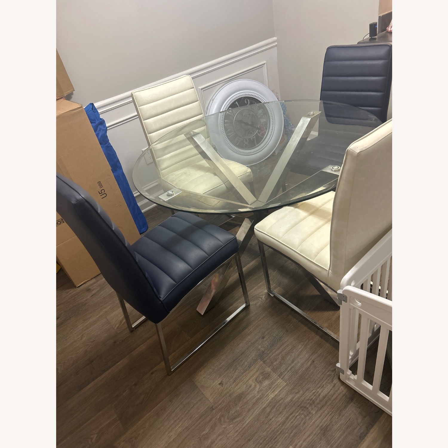 Rooms To Go Table Set with 4 Chairs - image-3