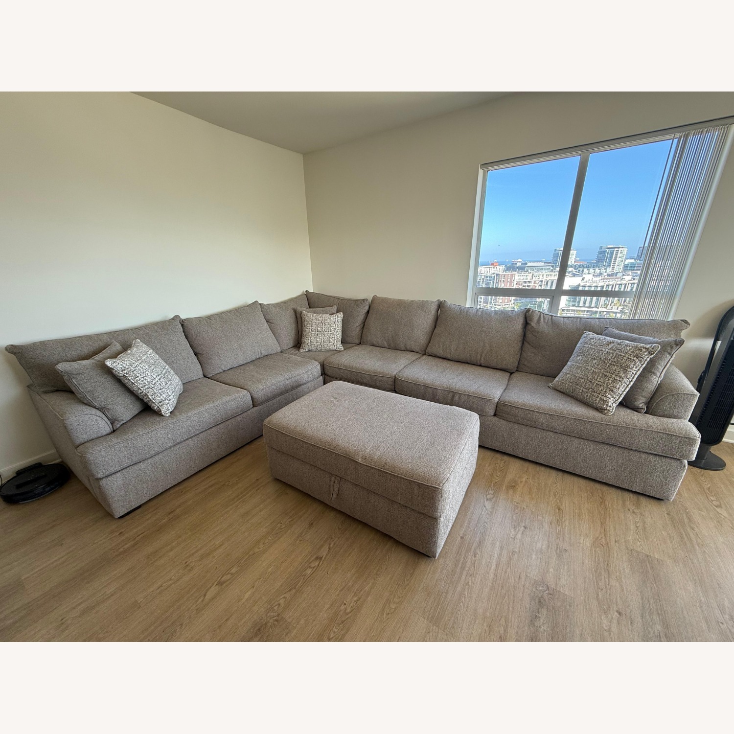 Living Spaces Belinha 3+ Sectional + Ottoman - image-2
