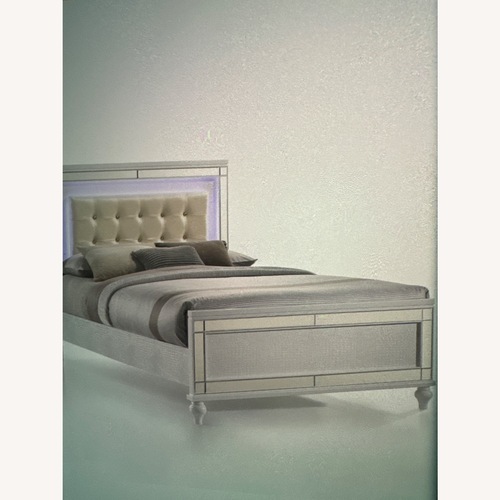 Used Value City Furniture White Wood Queen Bed for sale on AptDeco