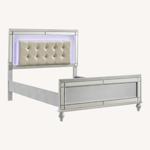 Used Value City Furniture White Wood Queen Bed for sale on AptDeco
