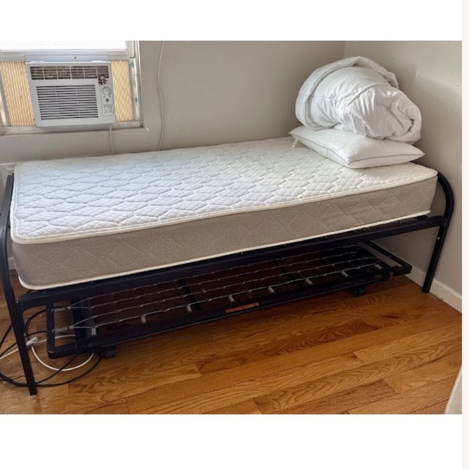 Black Daybed - image-2