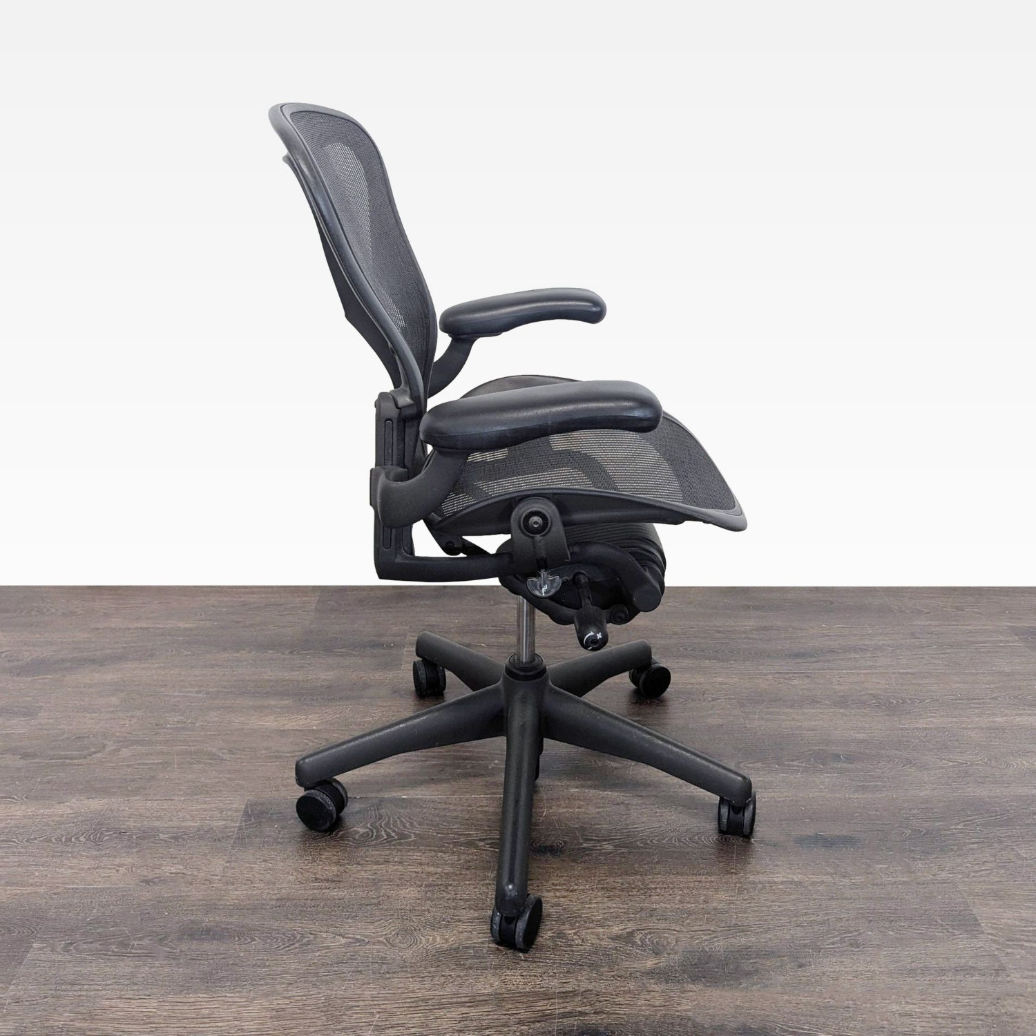 Herman Miller Aeron Ergonomic Mesh Office Chair - image-4