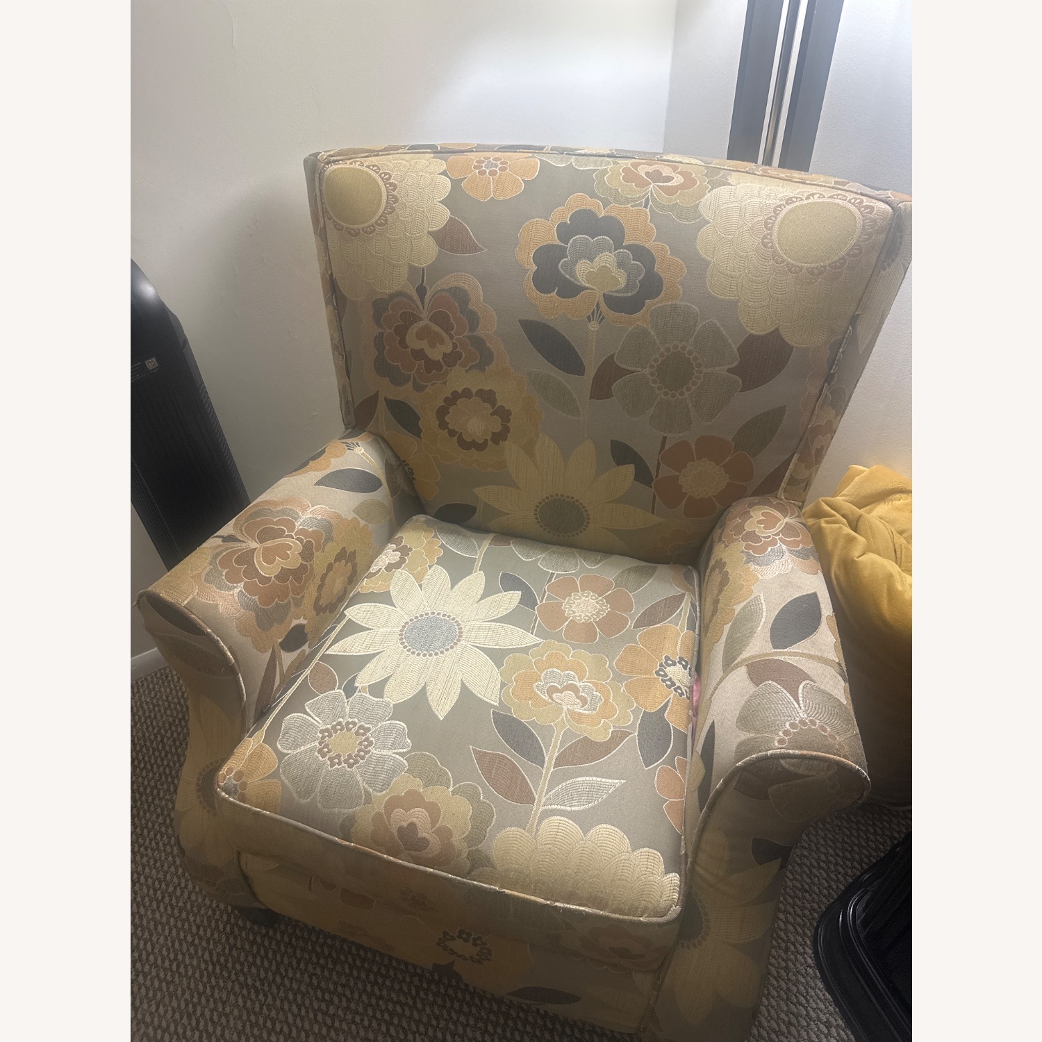 Raymour & Flanigan Accent Chair - image-1
