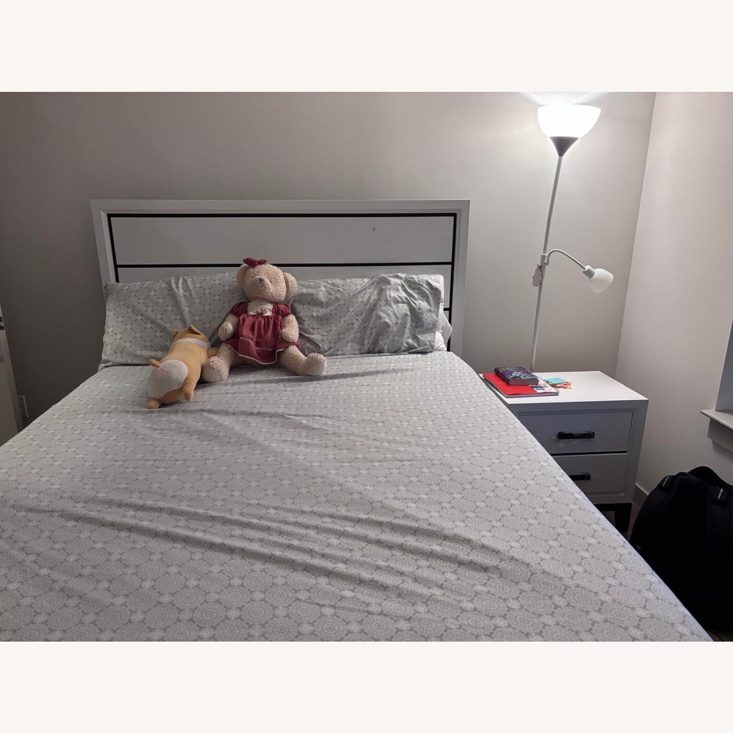 Bob's Discount Furniture White Queen Bed - image-2