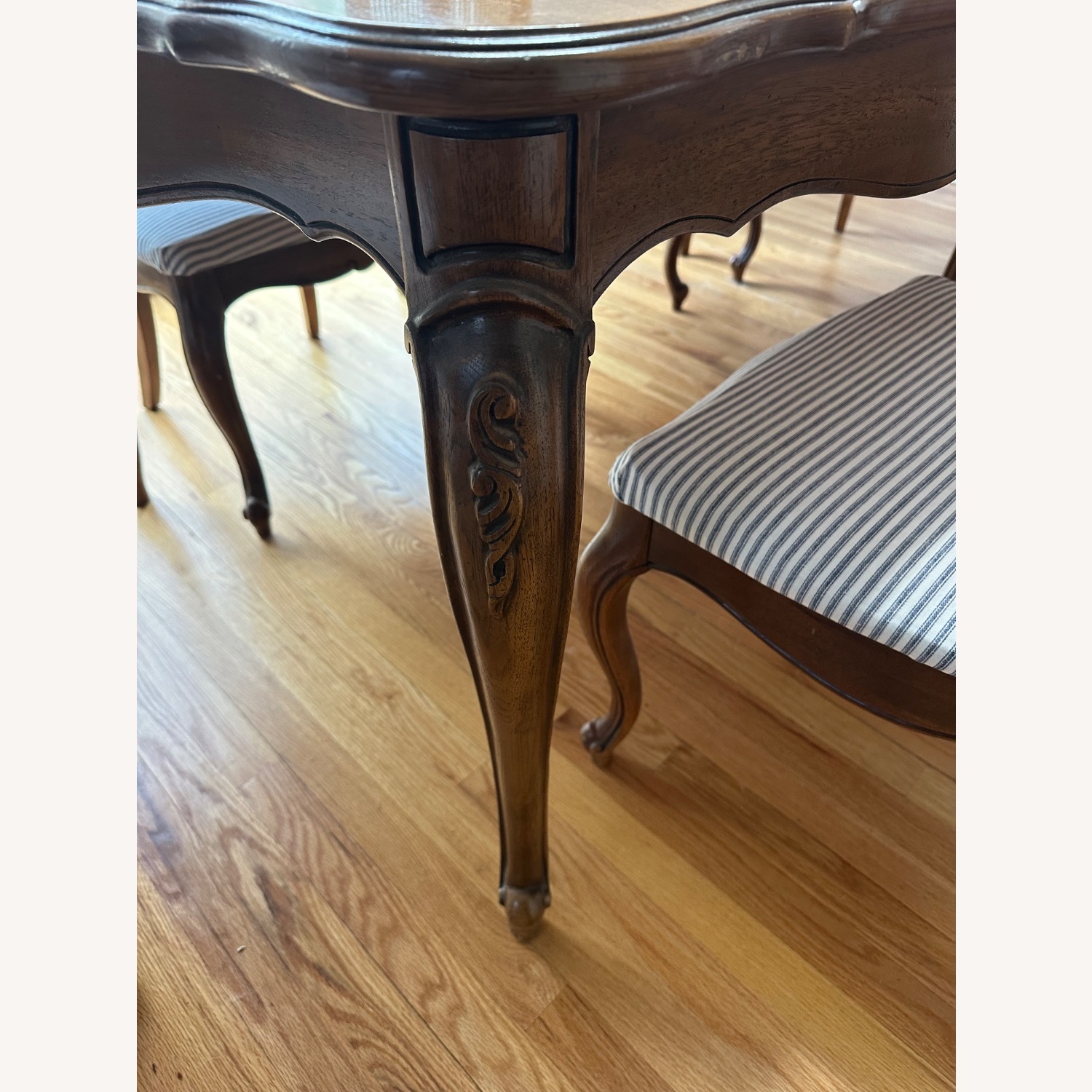 Thomasville French Ptovinciall Table  w 6 Chairs - image-7