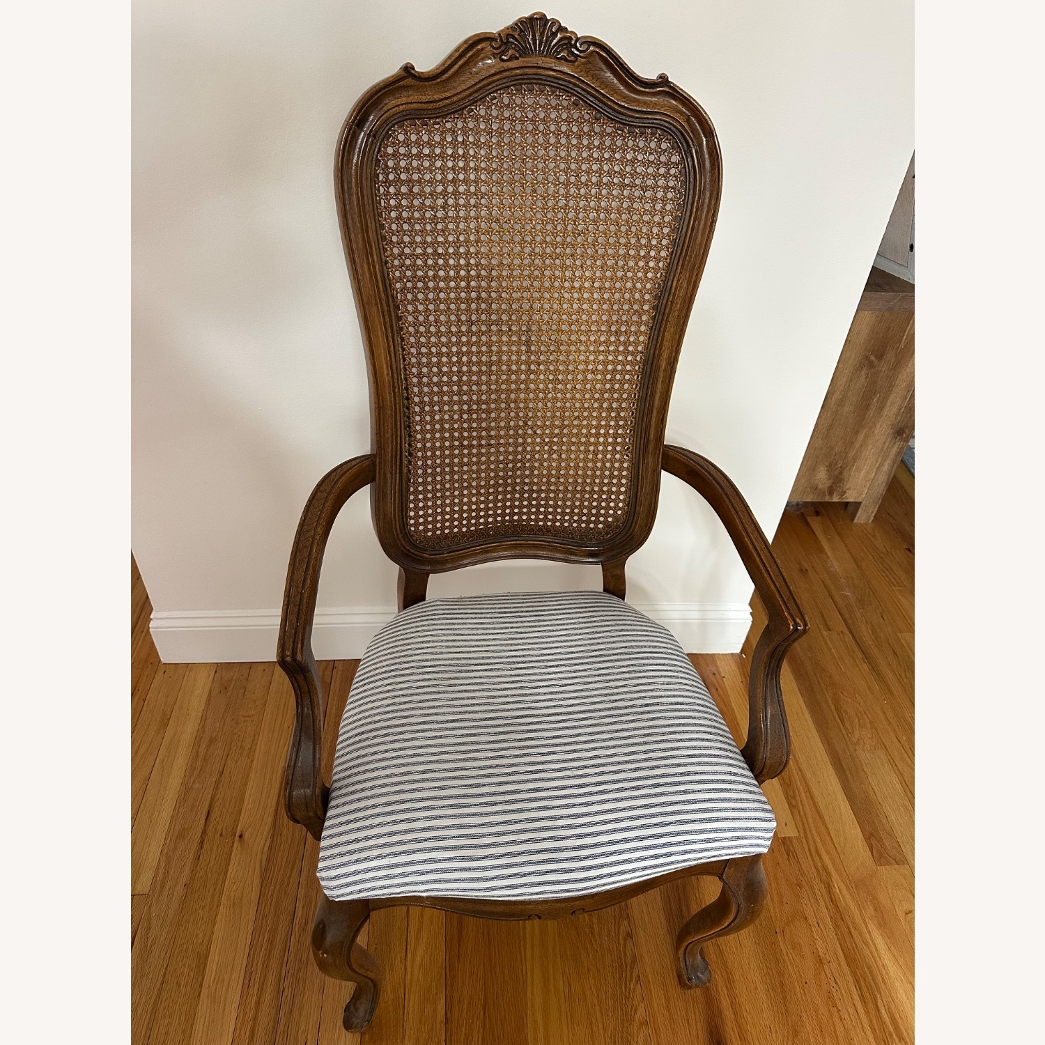 Thomasville French Ptovinciall Table  w 6 Chairs - image-3