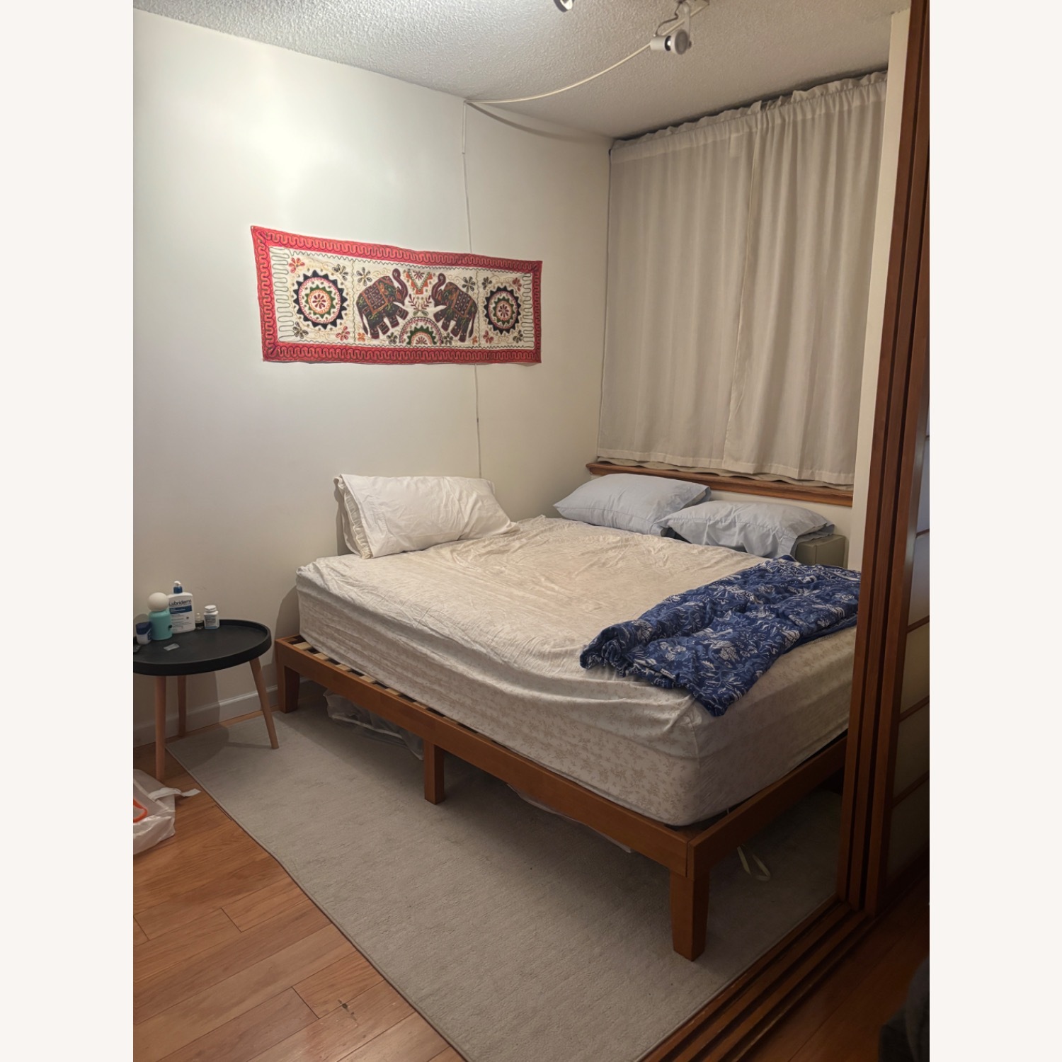 Signature Design Queen Bed - image-1