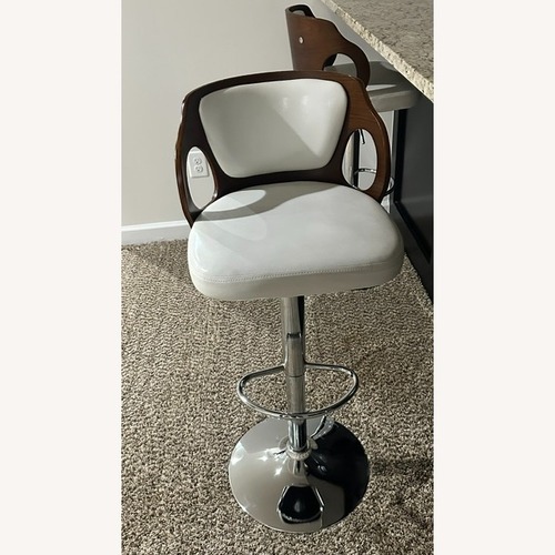 Used Contemporary Stool for sale on AptDeco