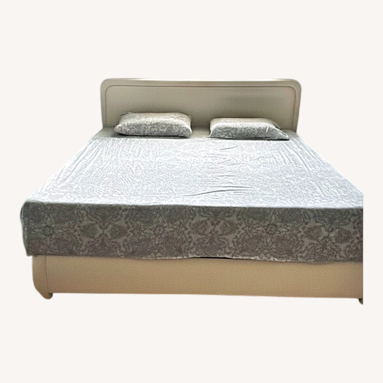 King Bed - image-0
