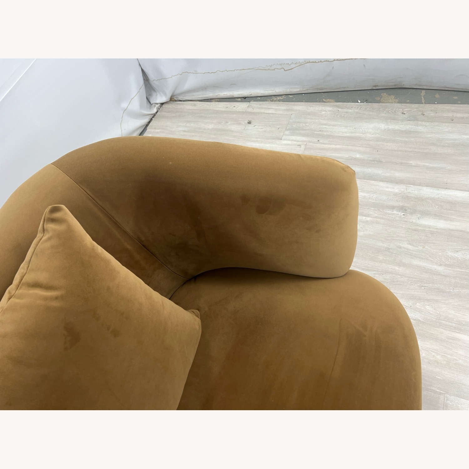 Meridian Furniture Alder Velvet Loveseat - image-9