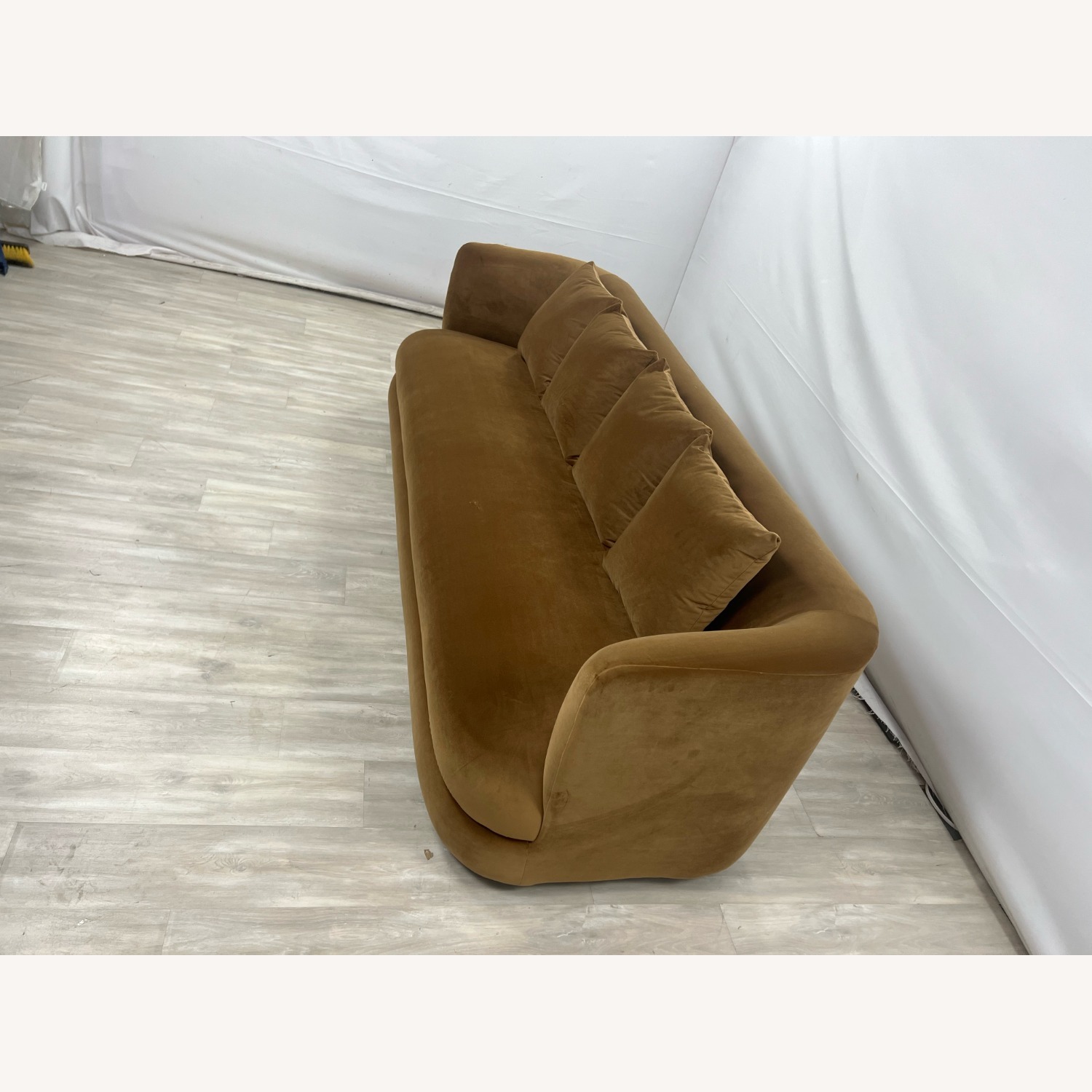 Meridian Furniture Alder Velvet Loveseat - image-5
