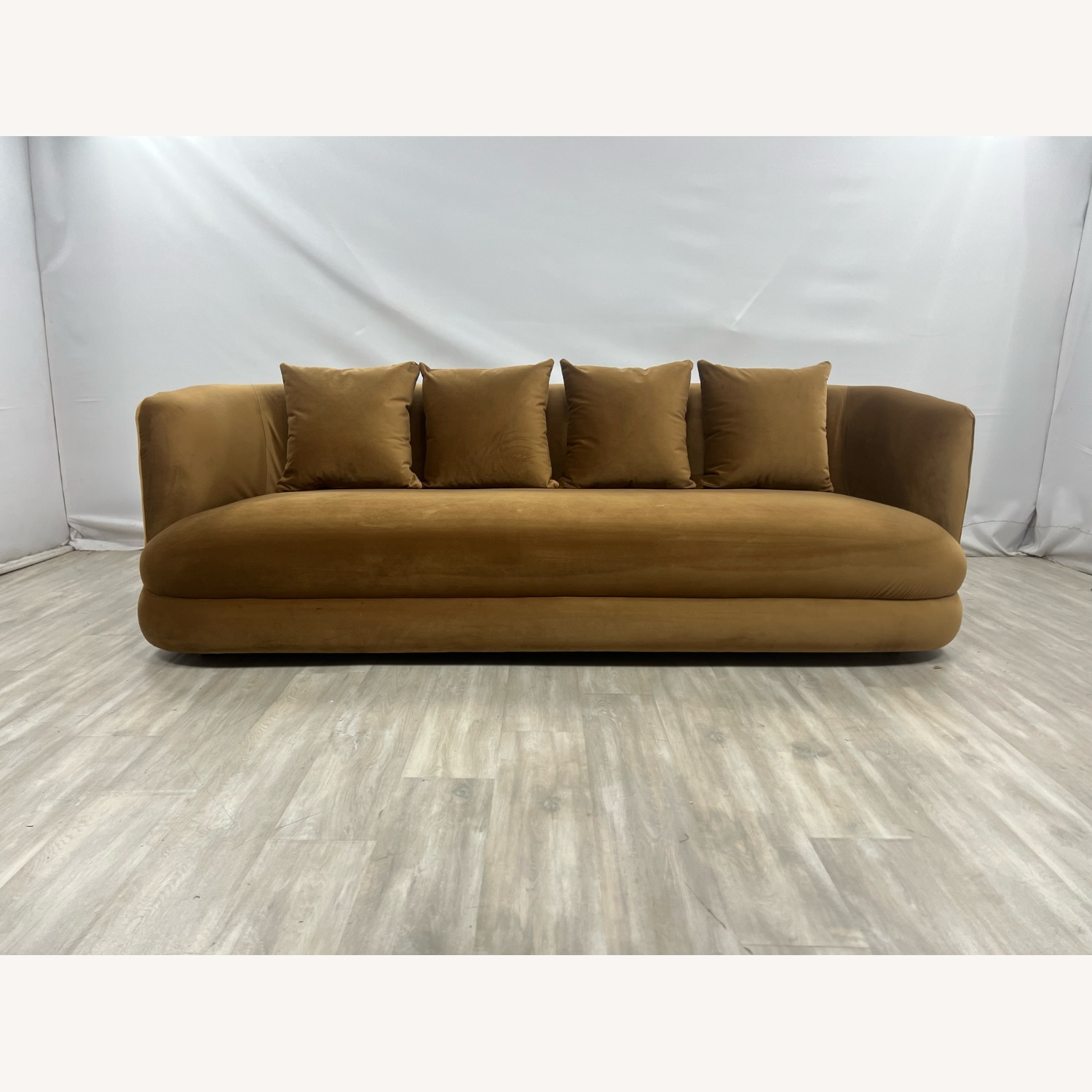 Meridian Furniture Alder Velvet Loveseat - image-1