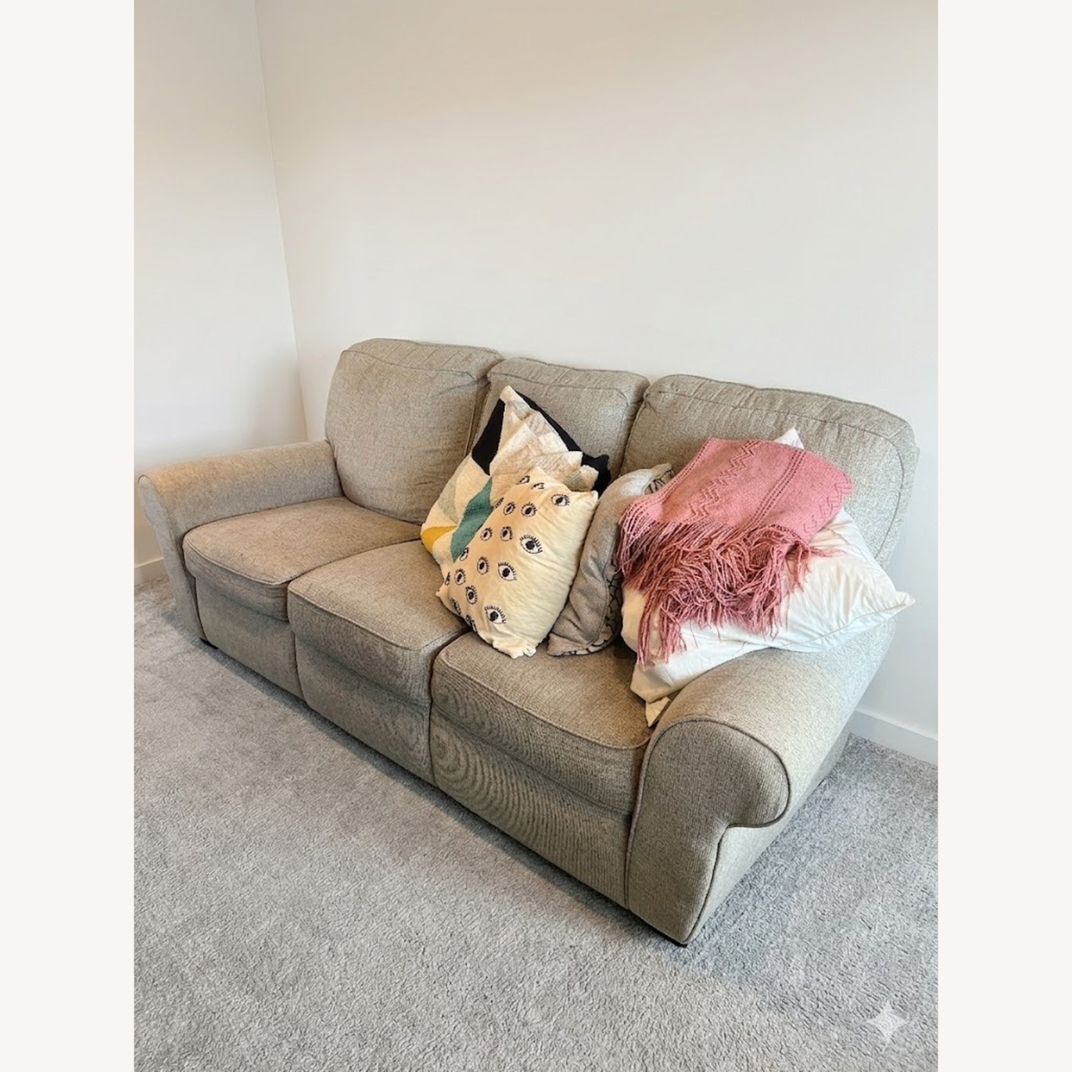 Raymour & Flanigan Light Gray 3+ Seater Sofa - image-1
