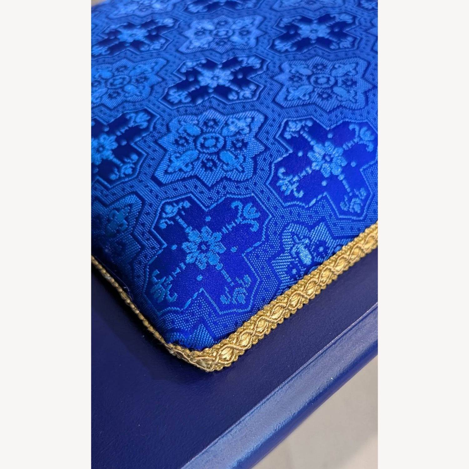 Vintage Blue Gossip Bench / Accent Table - image-4