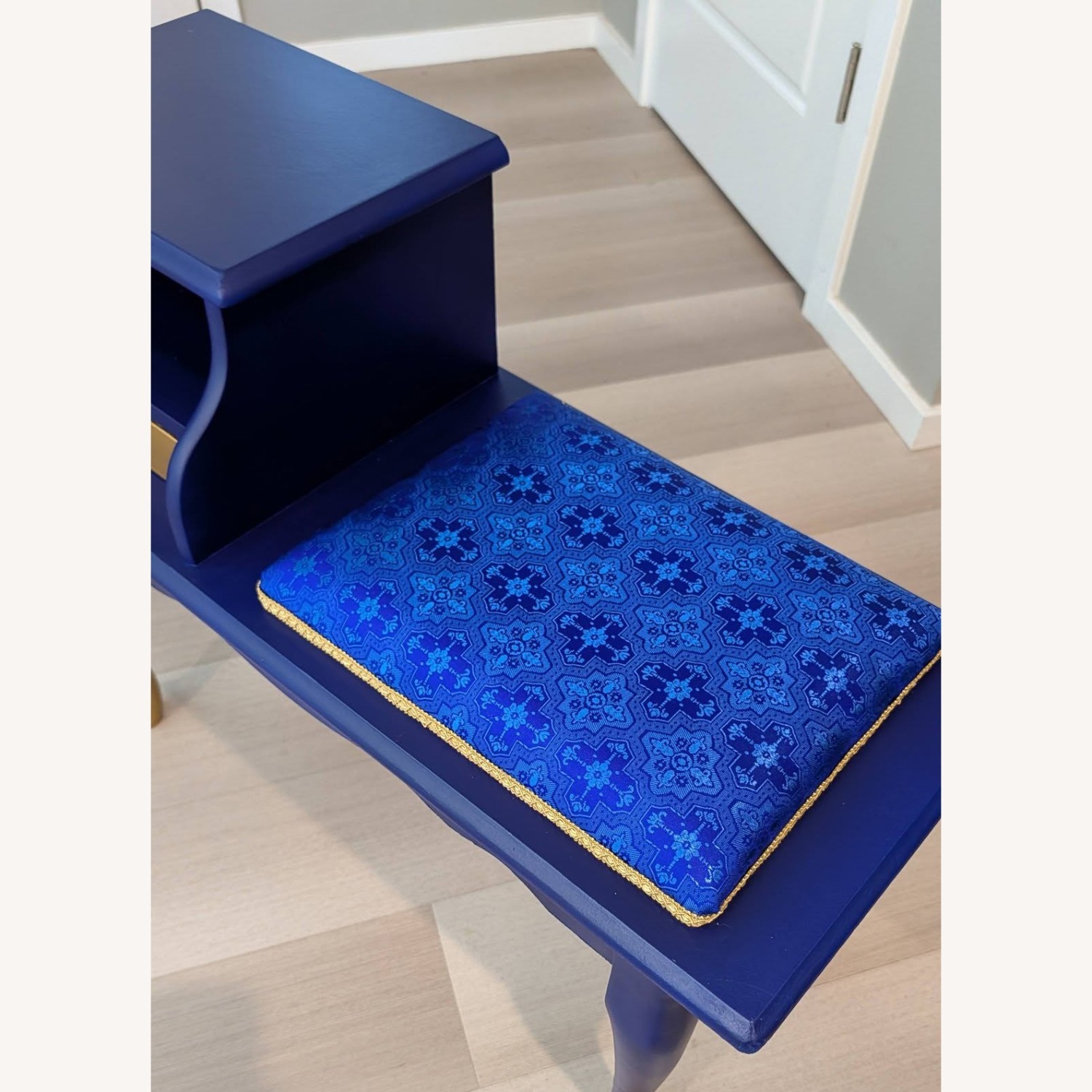 Vintage Blue Gossip Bench / Accent Table - image-8