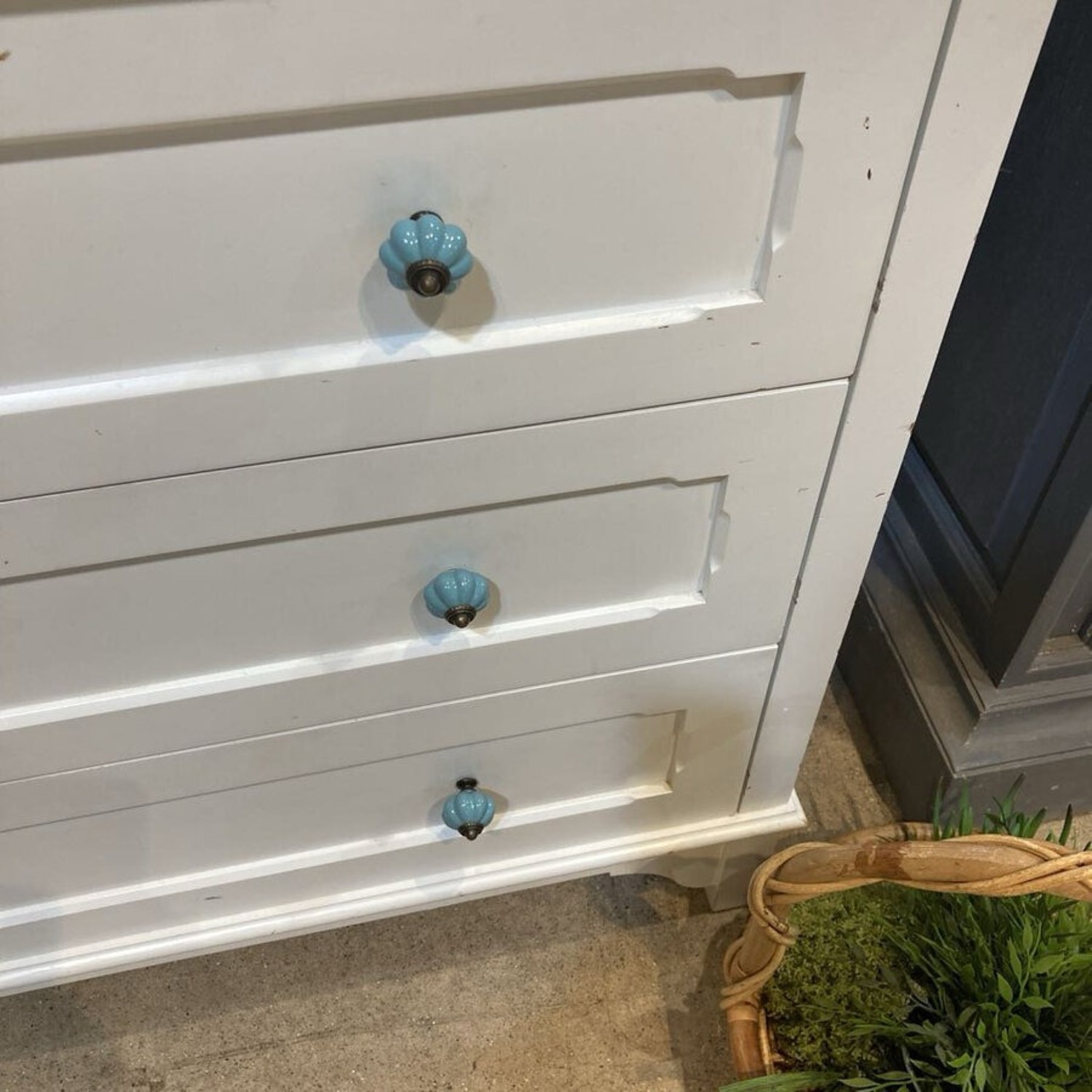 4-Drawer W Decorative Glass Pulls Dresser - image-5