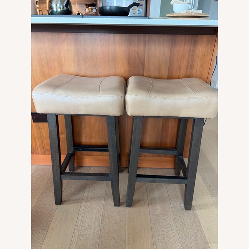 Used Modern Stool for sale on AptDeco