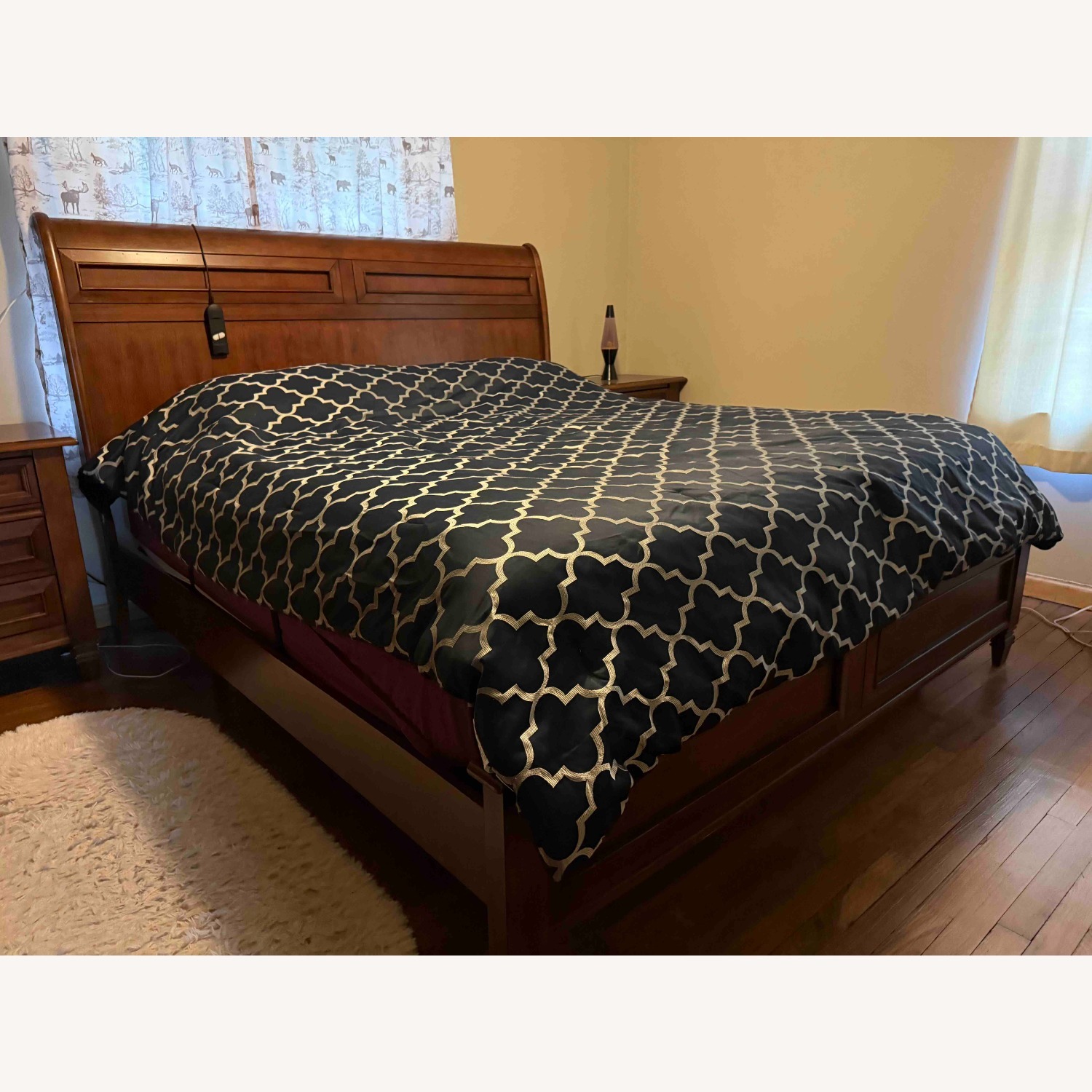 Liberty Furniture Dark Brown King Bed - image-2