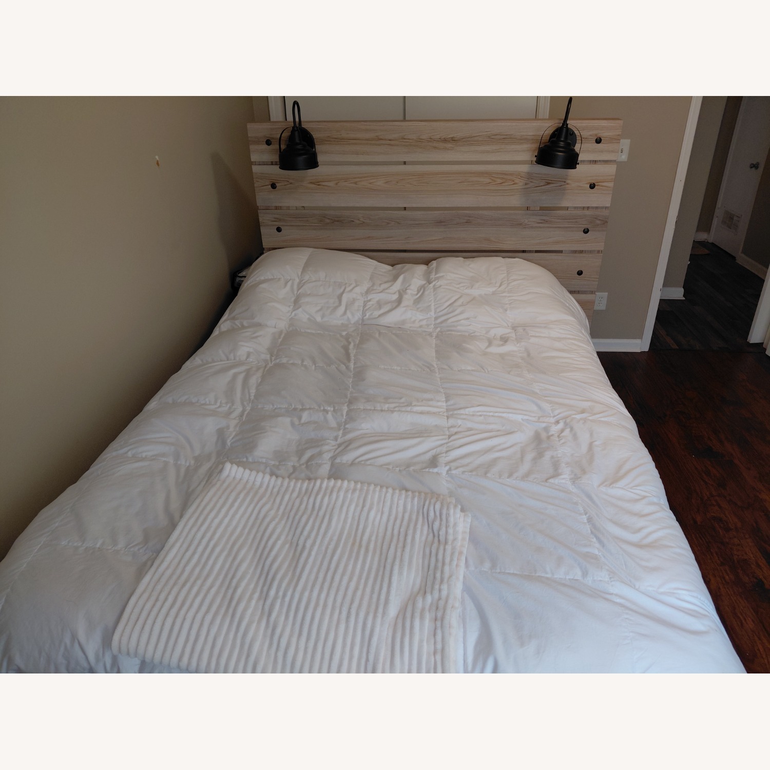Ashley Furniture Modern Light Oak Queen Bed - image-4