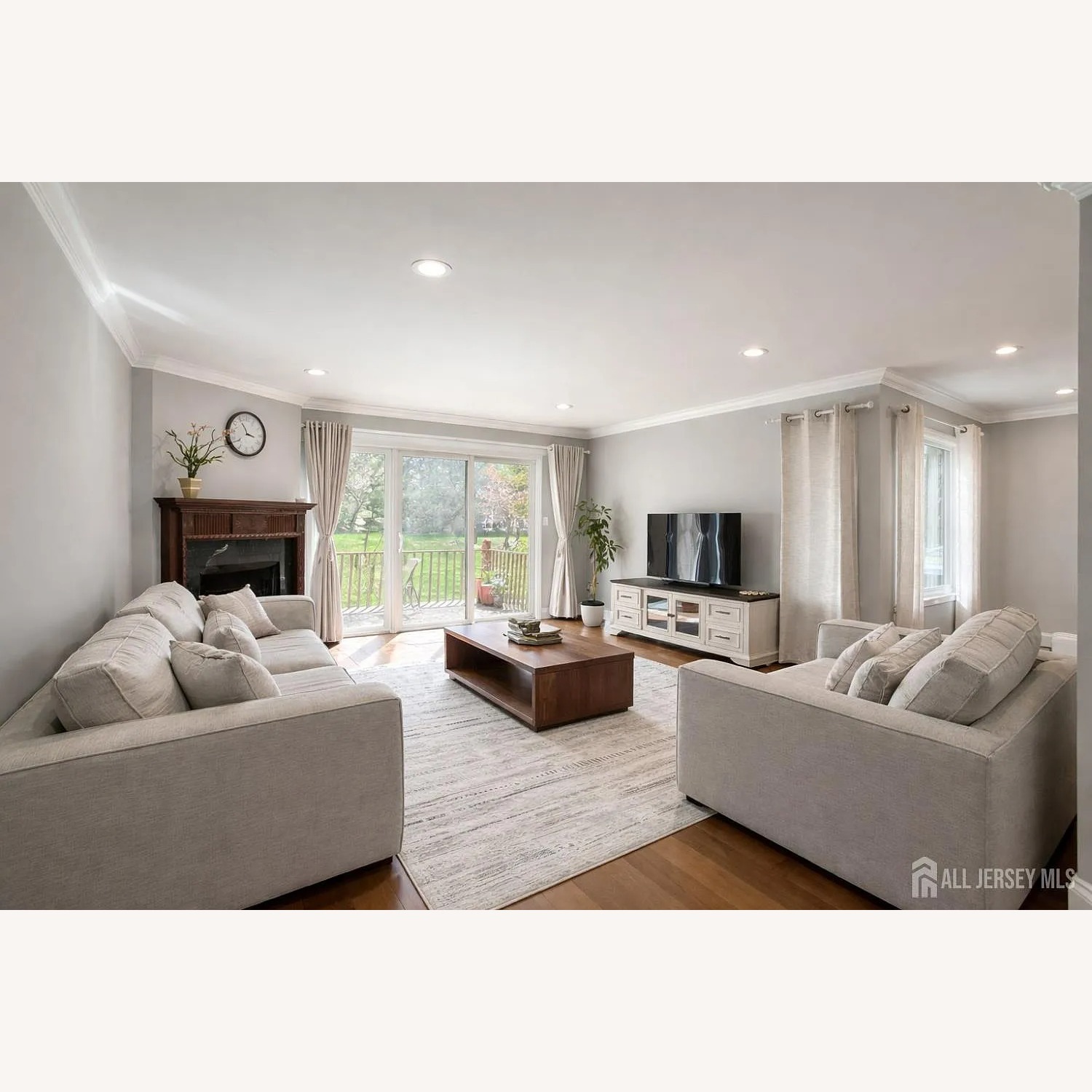 Bassett Moby Track Arm Sofa - image-2