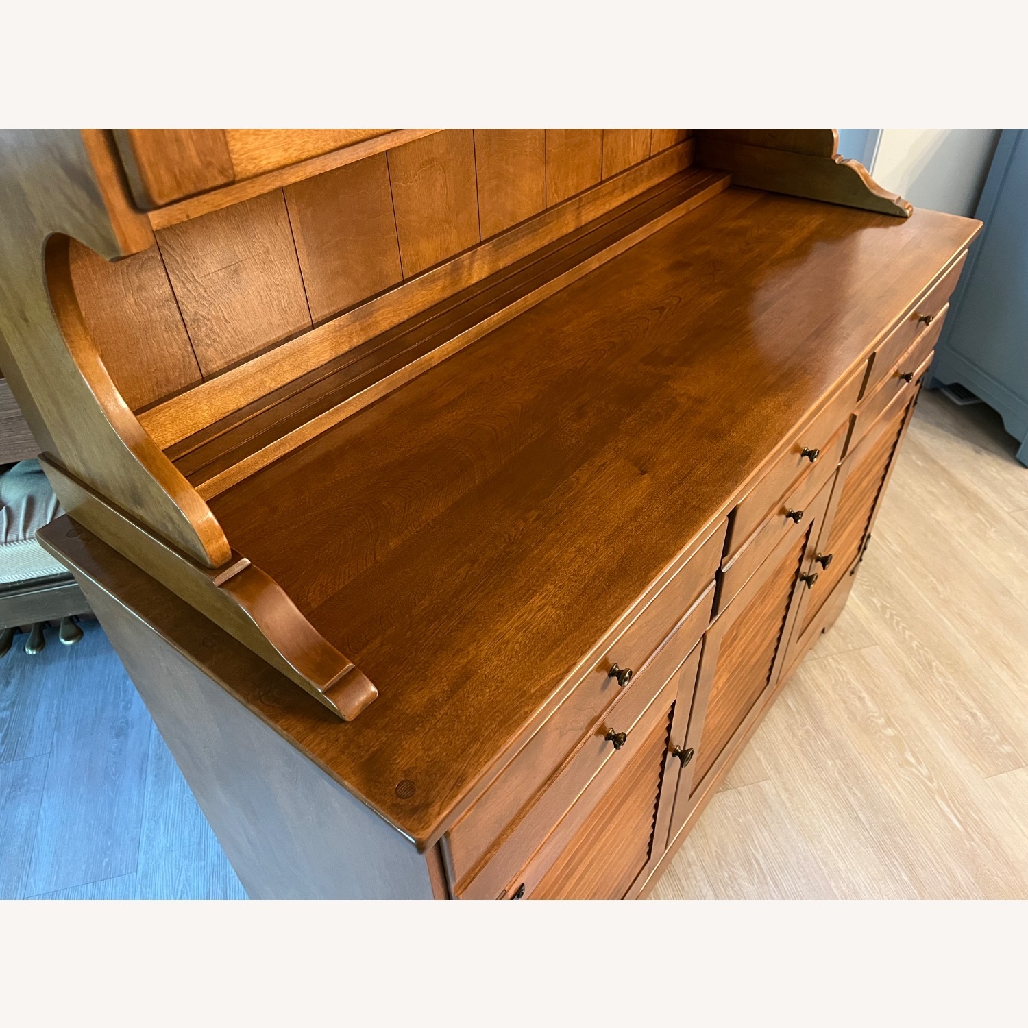 Ethan Allen Early American Hutch in Nutmeg Maple - image-7