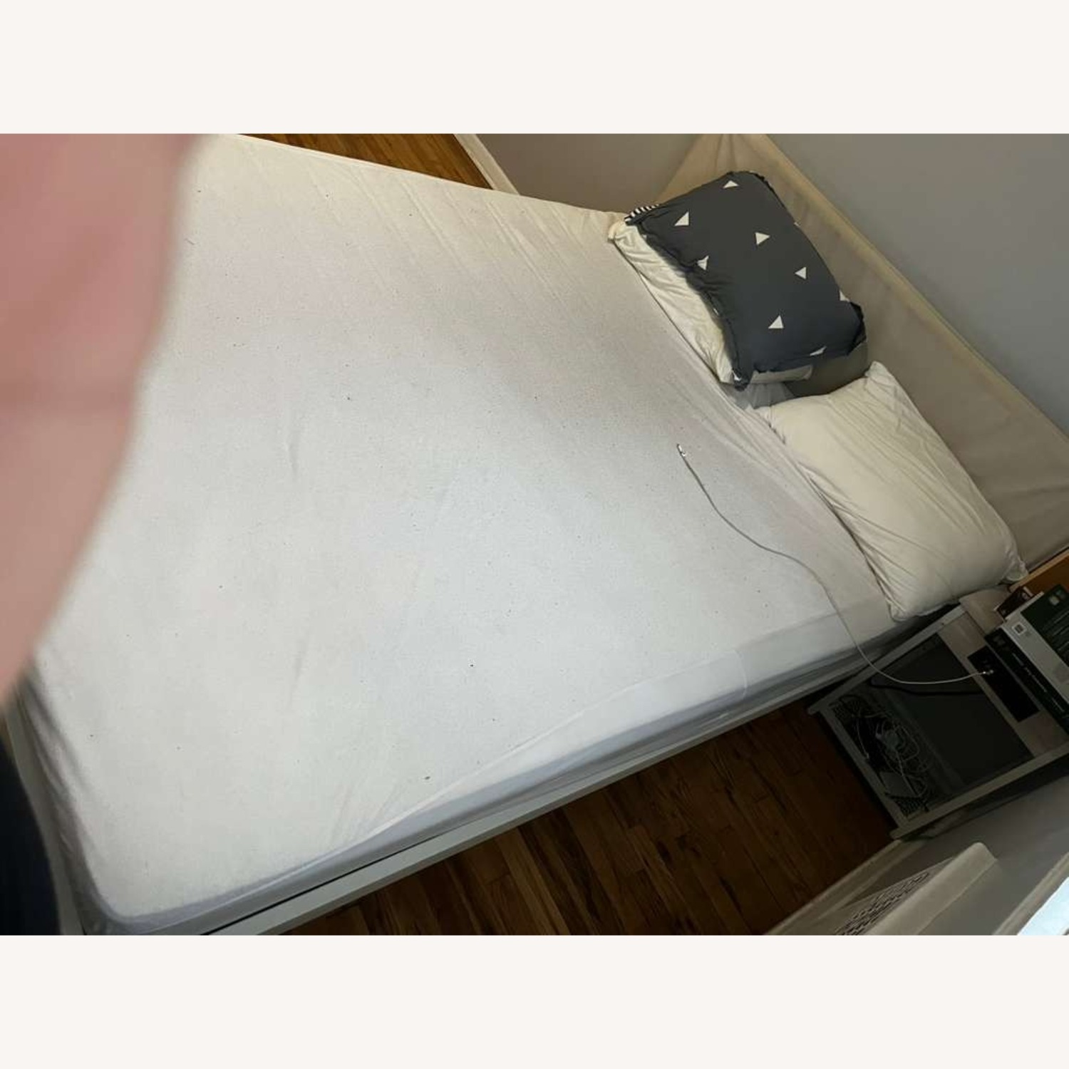Kleppstad White Queen Bed - image-3