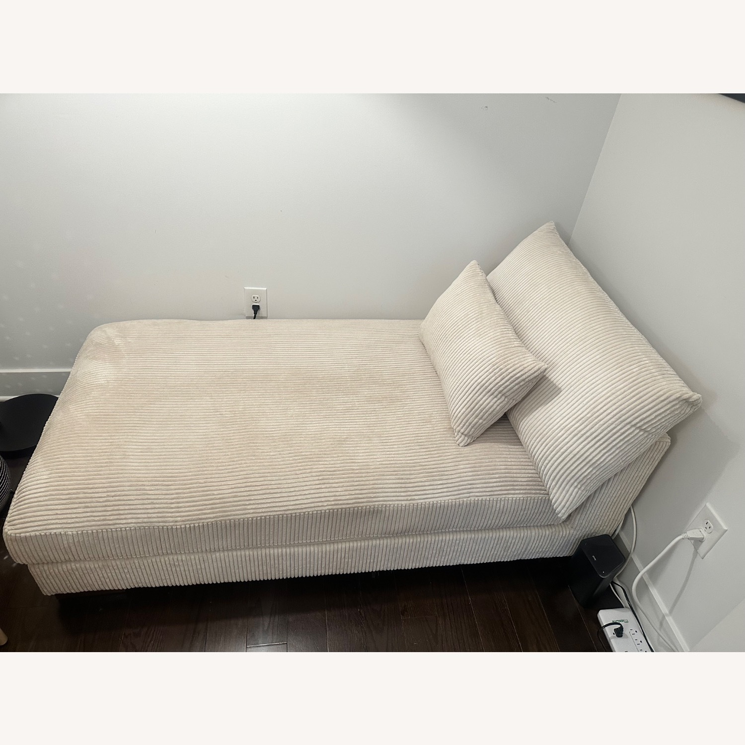 Wade Logan White Chaise Lounge - image-4