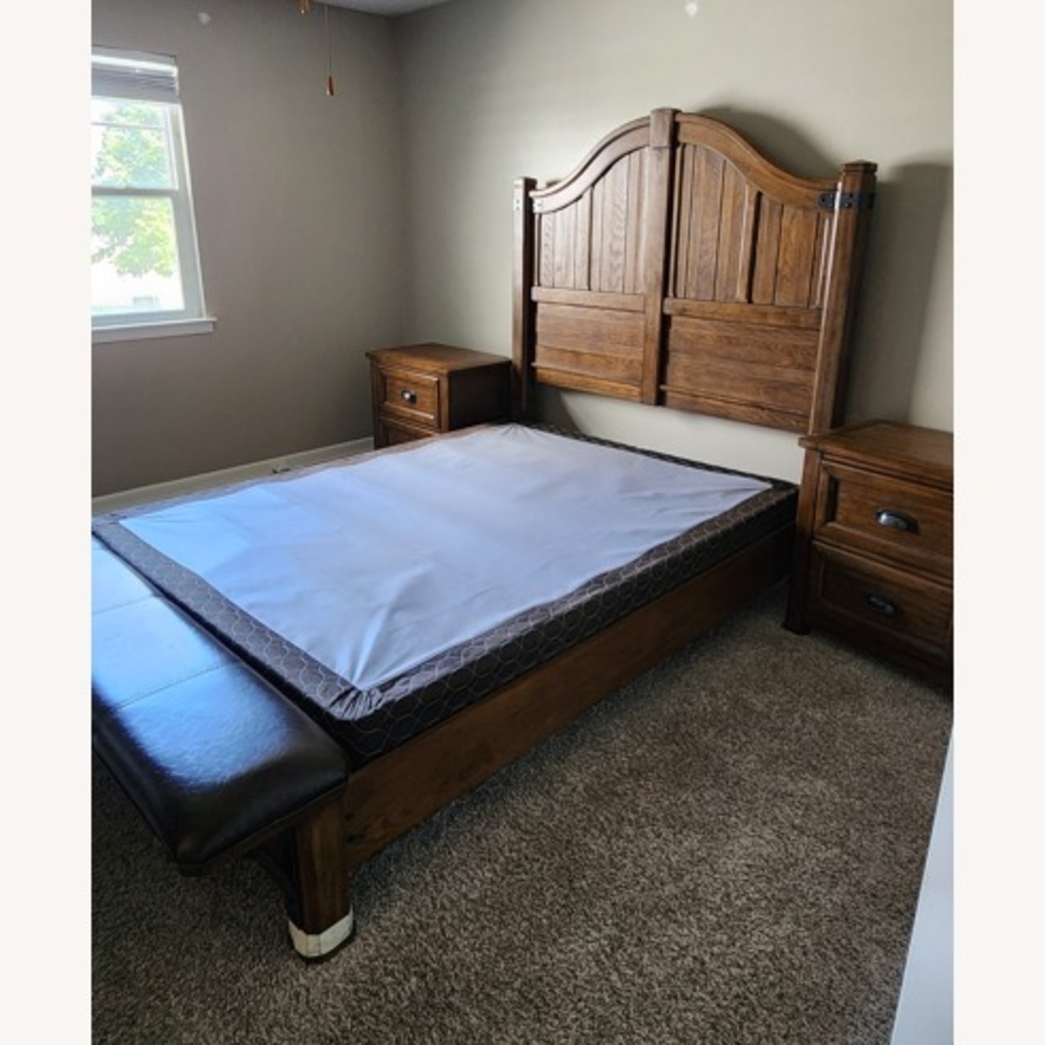 Eric Church Solid Wood Queen Bed (Pulaski) - image-2
