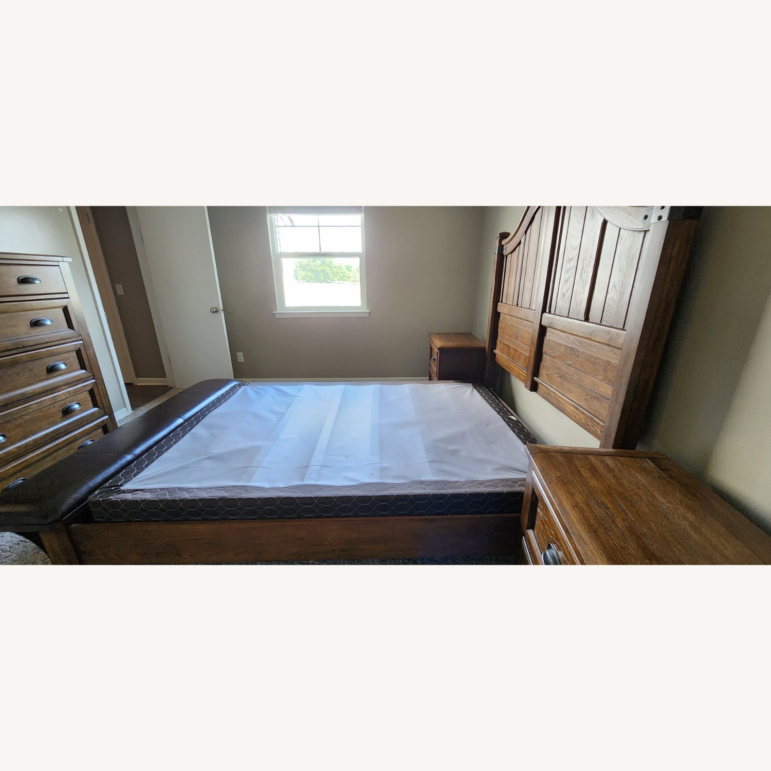 Eric Church Solid Wood Queen Bed (Pulaski) - image-3