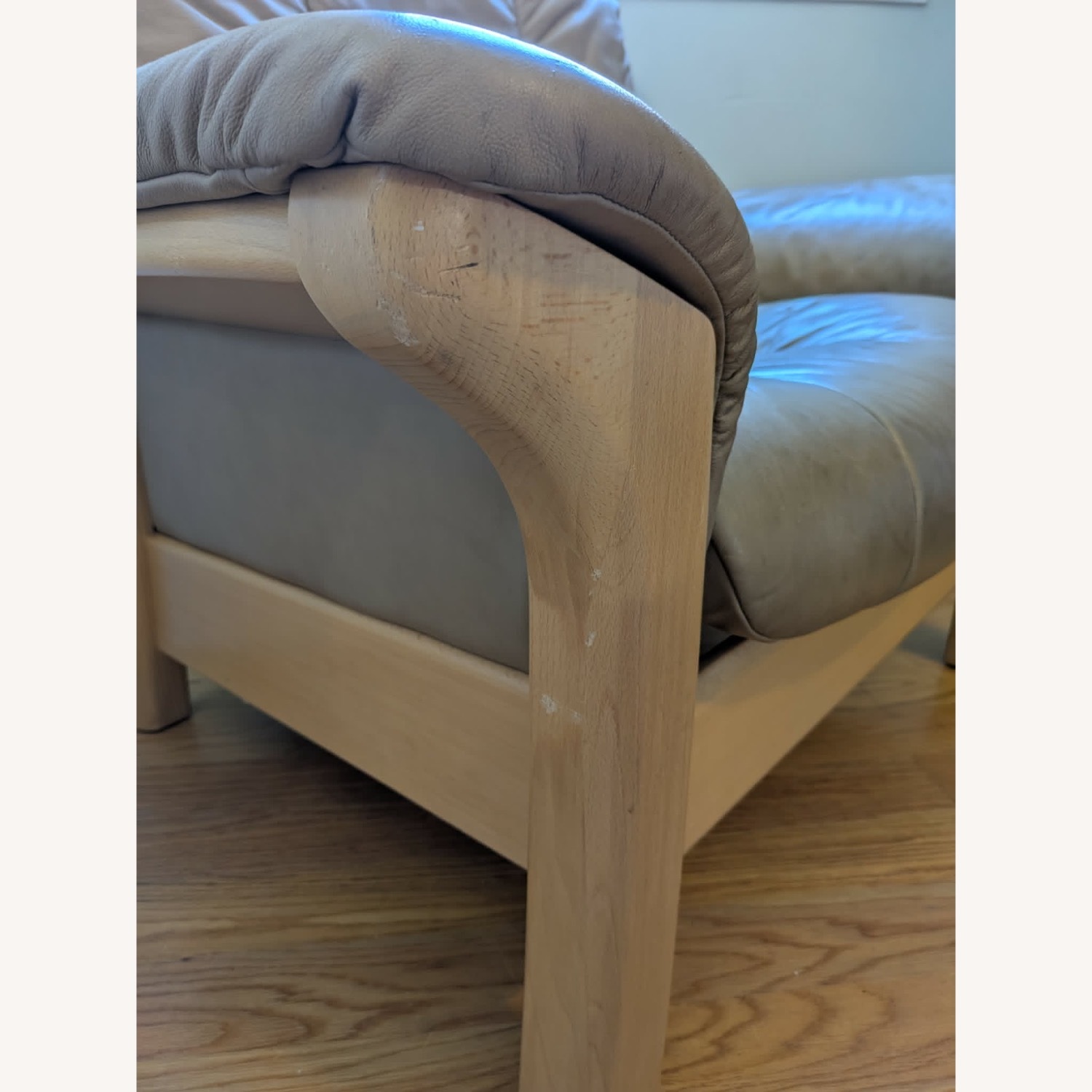 Ekornes Buckingham Lowback Light Brown Leather Recliner - image-5