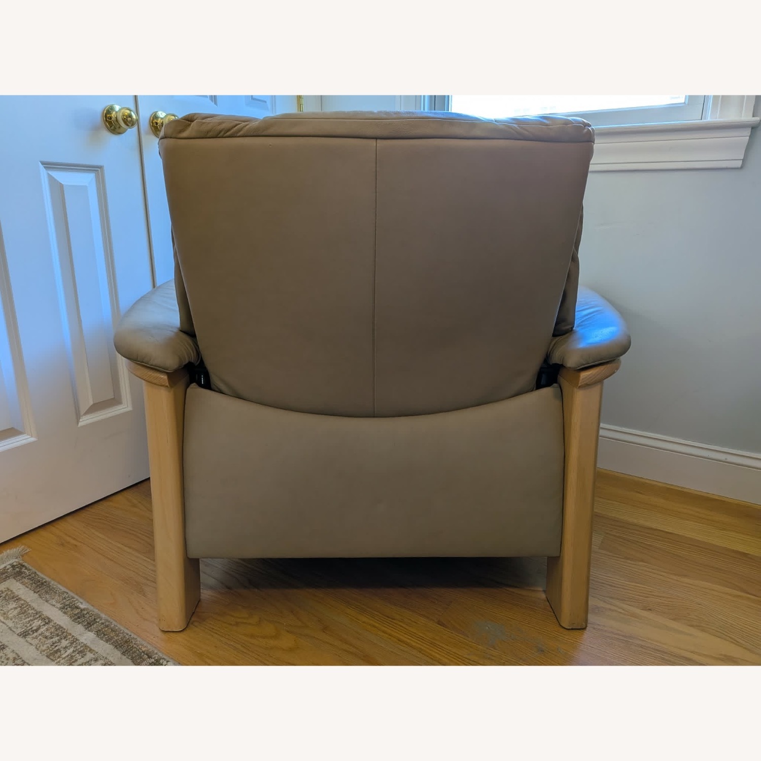 Ekornes Buckingham Lowback Light Brown Leather Recliner - image-6