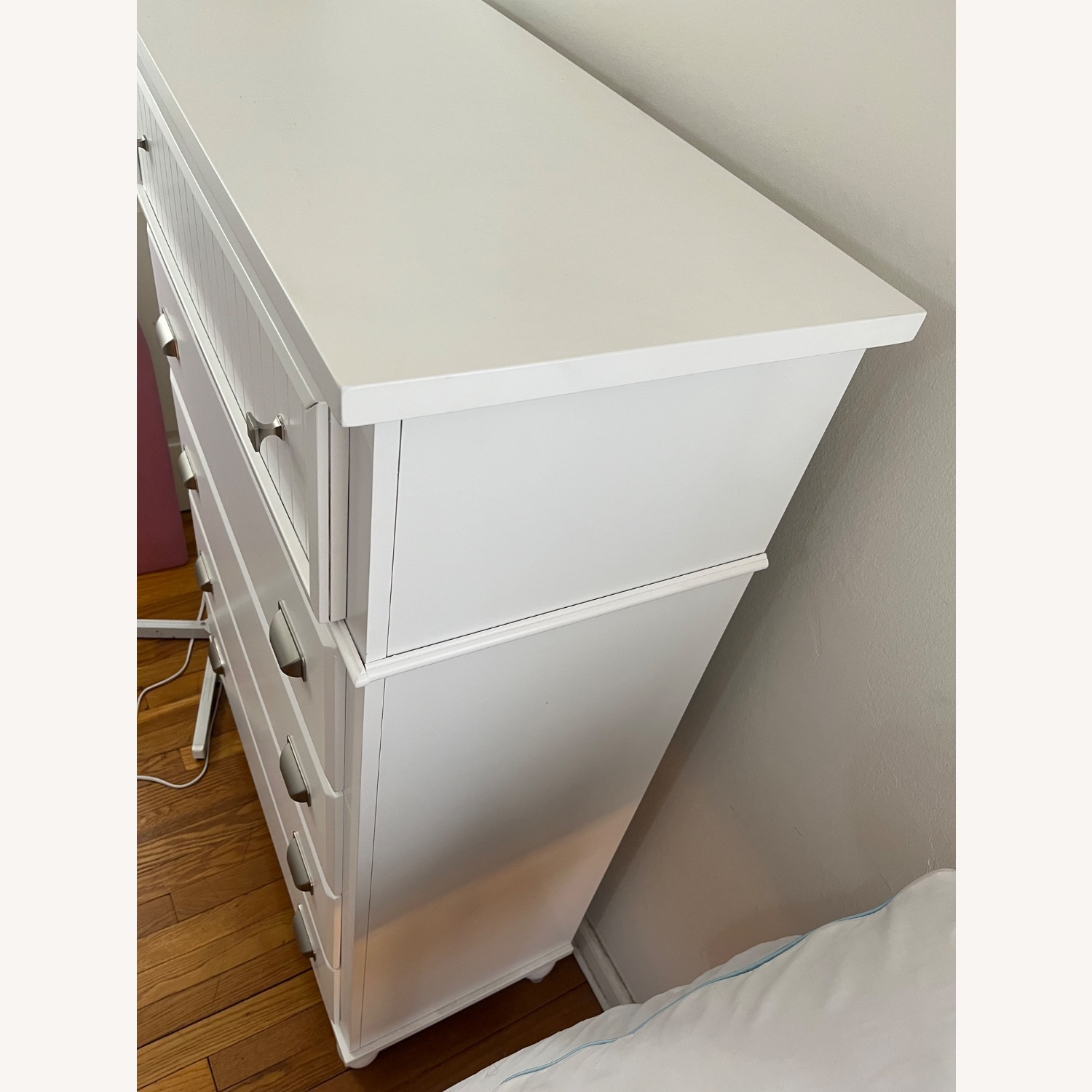 Bob's Discount Furniture Spencer White 5 Drawer Lift-Top Chest - image-2